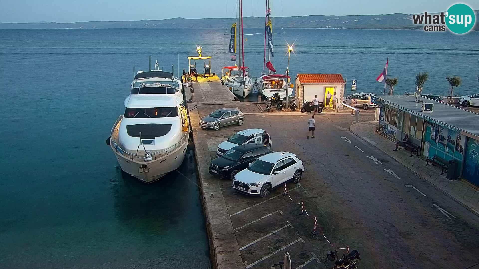 Web kamera Bol – Centar mjesta i marina | Pogled uživo
