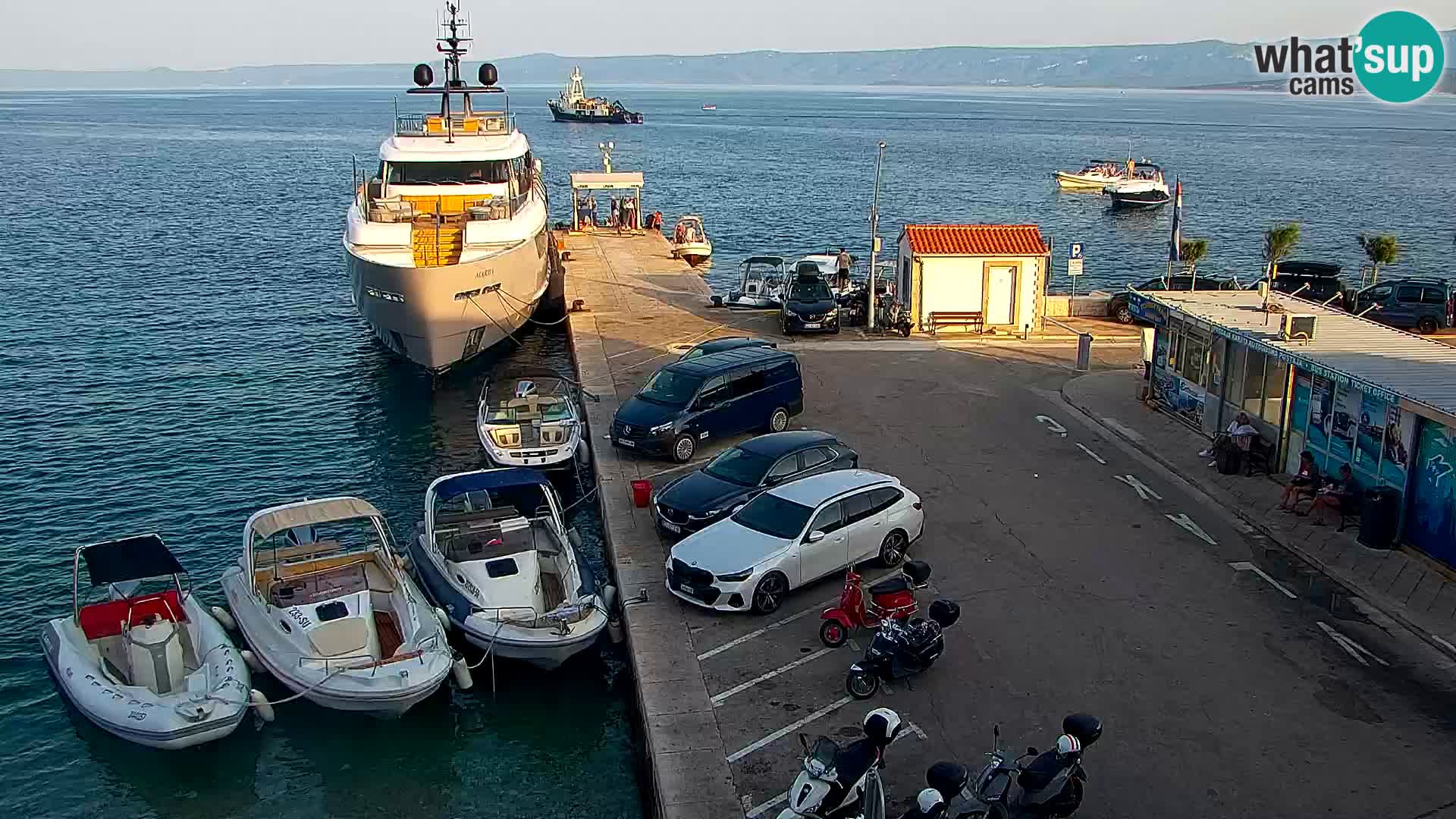Spletna kamera Bol – Center mesta in marina v živo