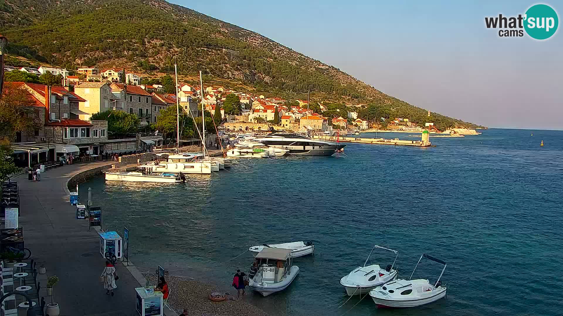 Spletna kamera Bol – Center mesta in marina v živo