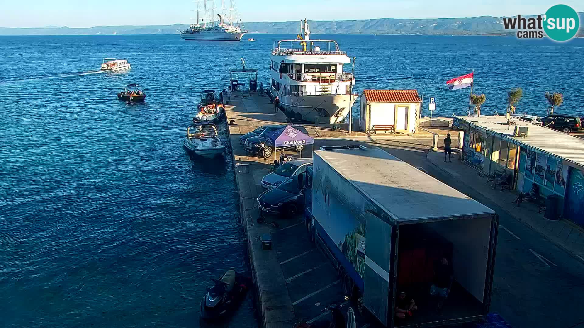 Webcam Bol Centro e Marina – Vista live dal porto di Bol