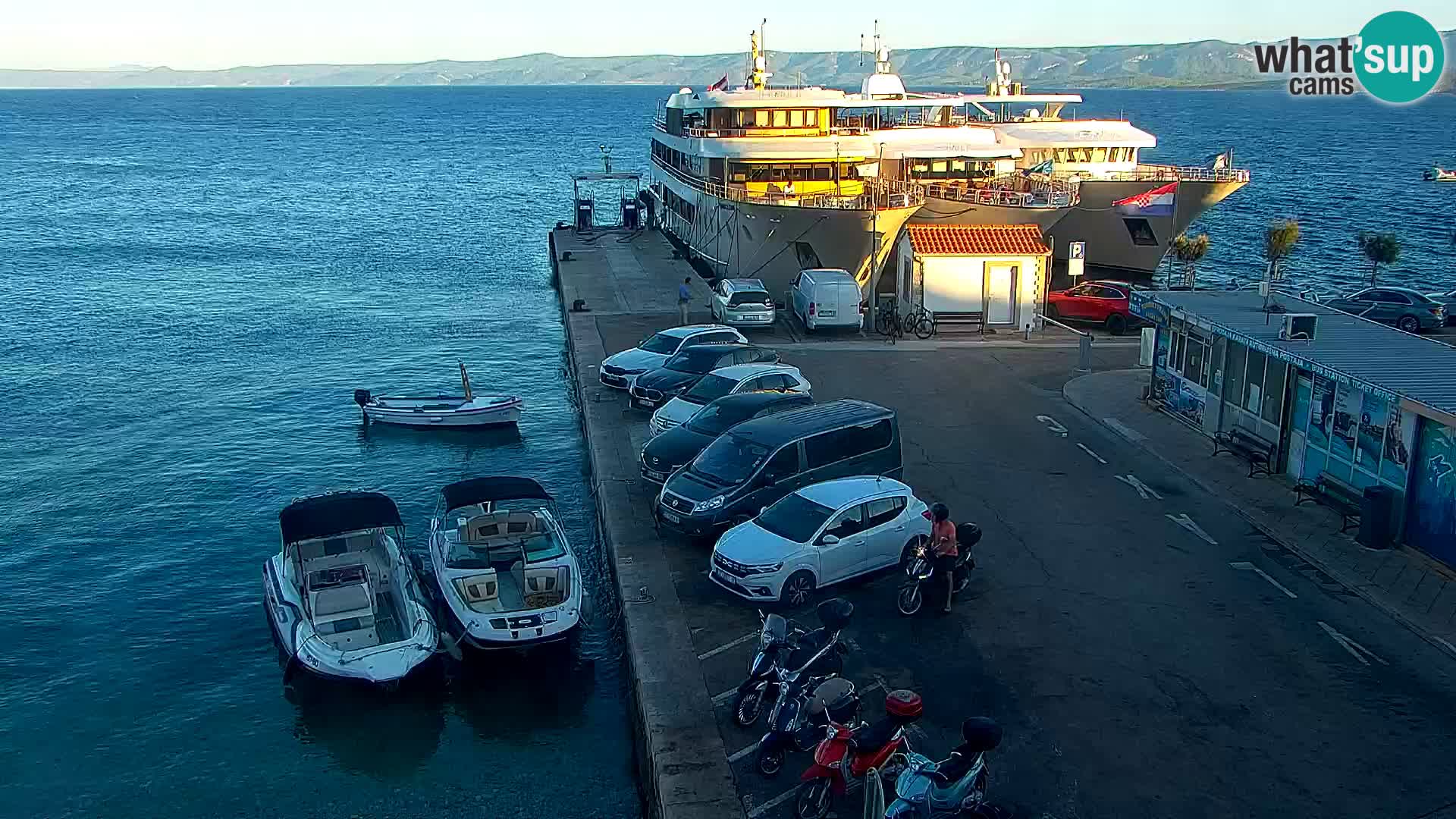 Web kamera Bol – Centar mjesta i marina | Pogled uživo