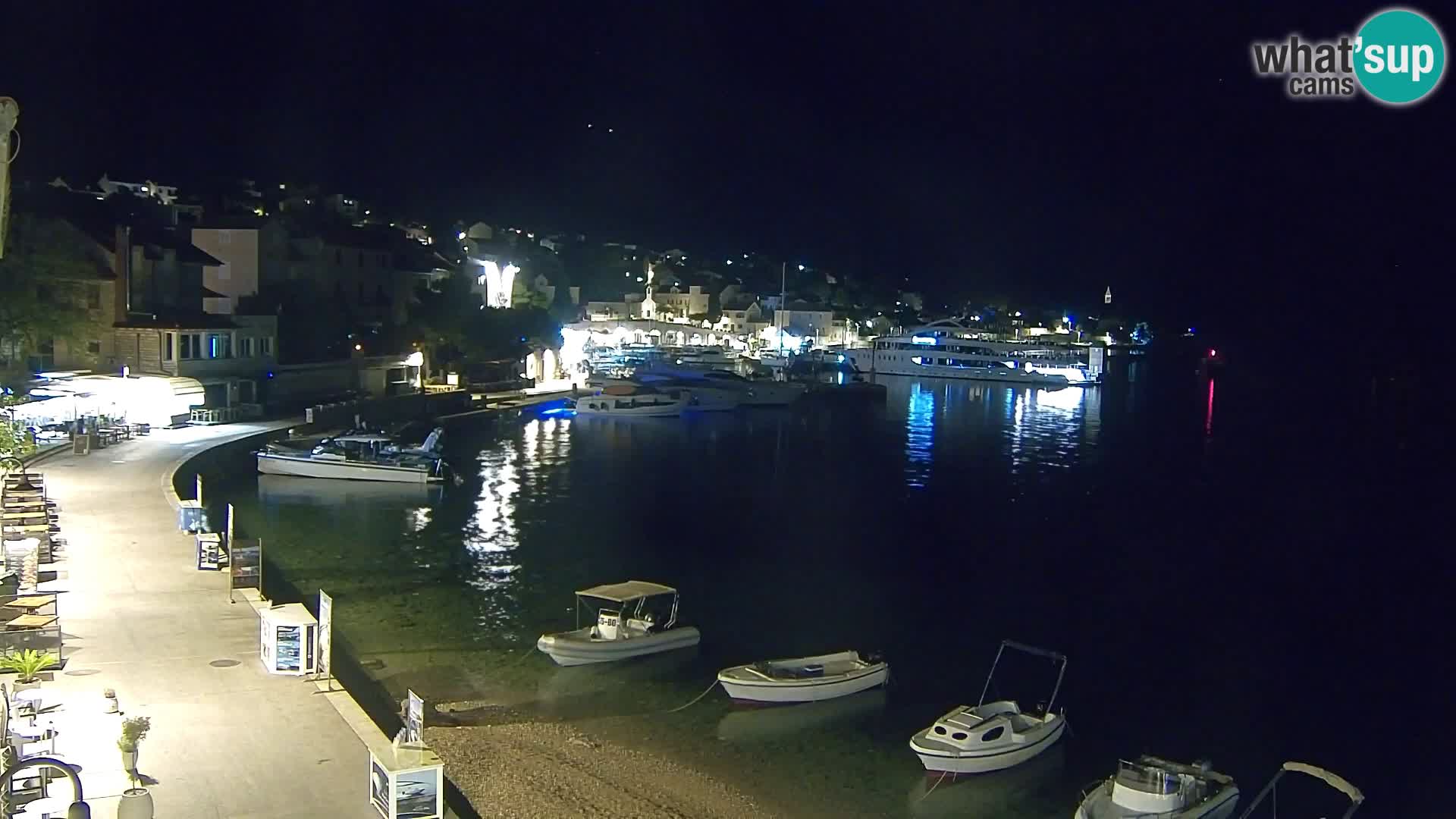 Spletna kamera Bol – Center mesta in marina v živo