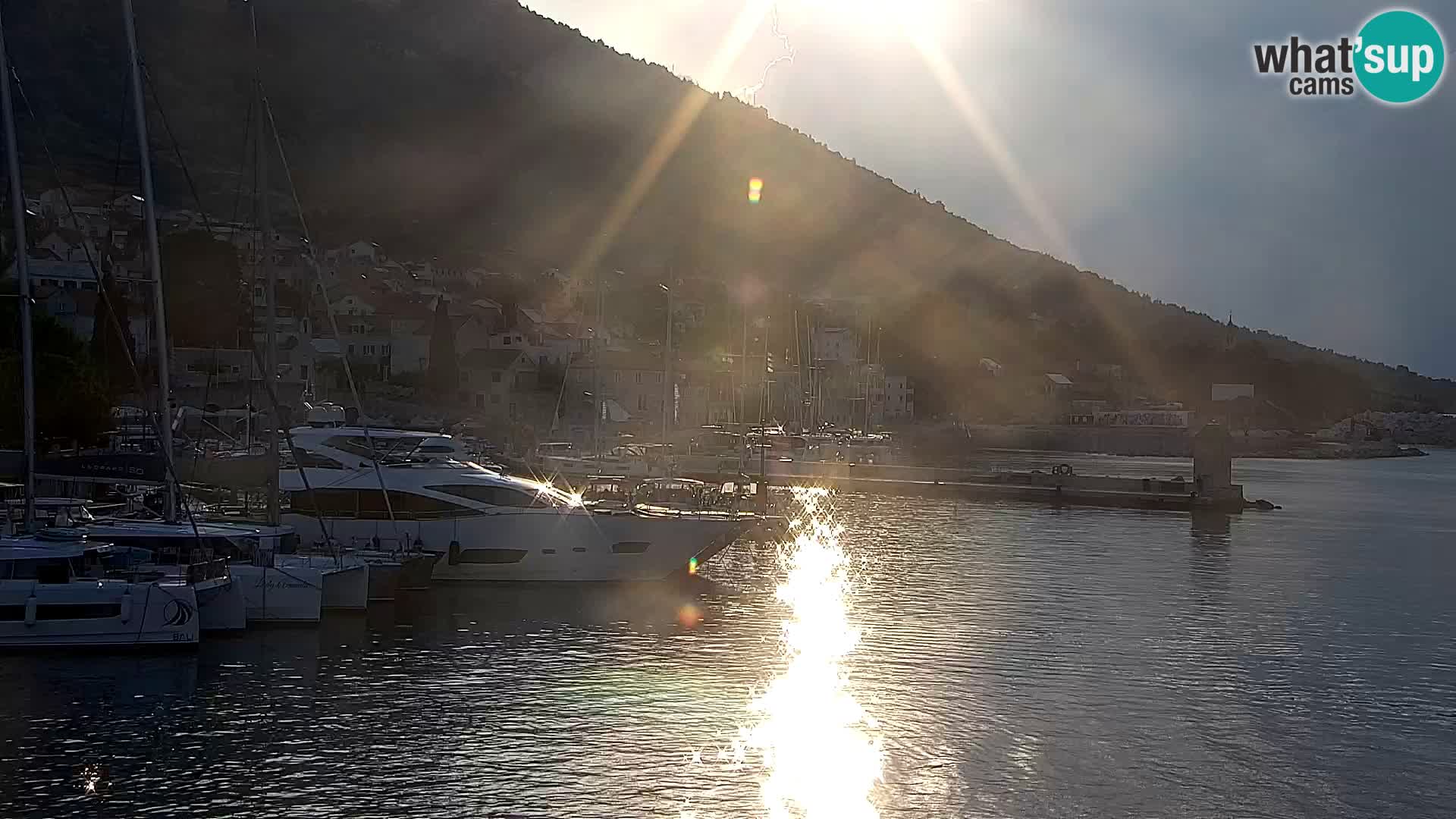 Webcam Bol Centro e Marina – Vista live dal porto di Bol