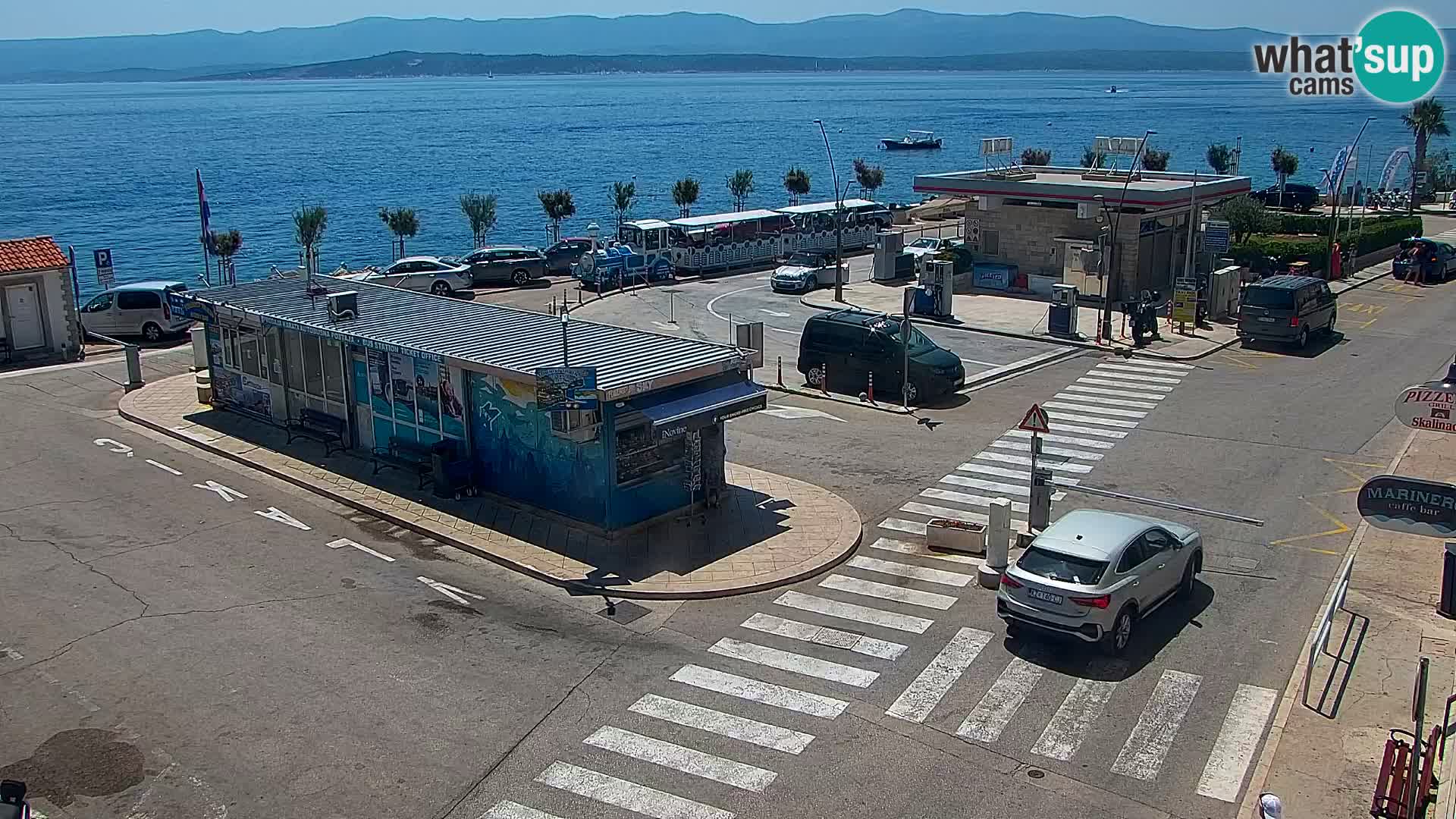 Spletna kamera Bol – Center mesta in marina v živo