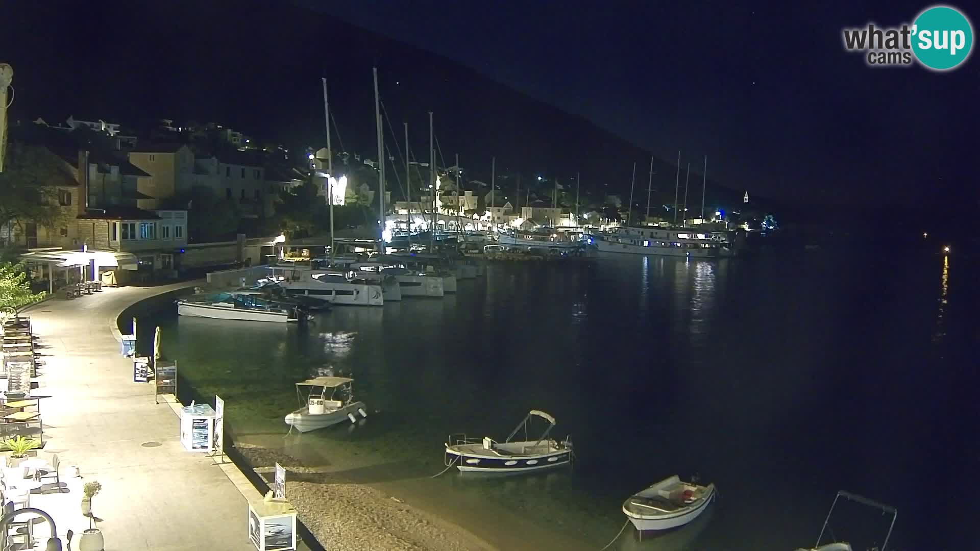 Spletna kamera Bol – Center mesta in marina v živo