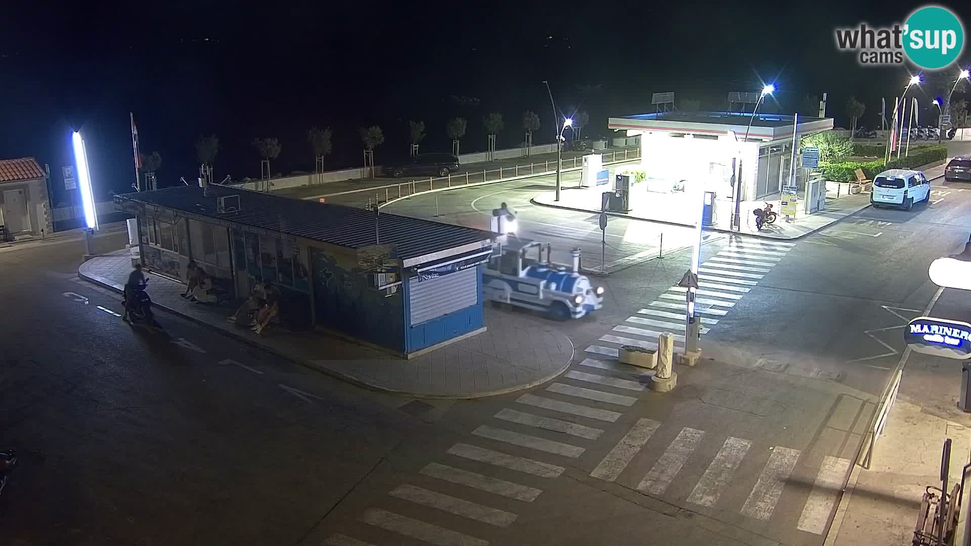 Spletna kamera Bol – Center mesta in marina v živo