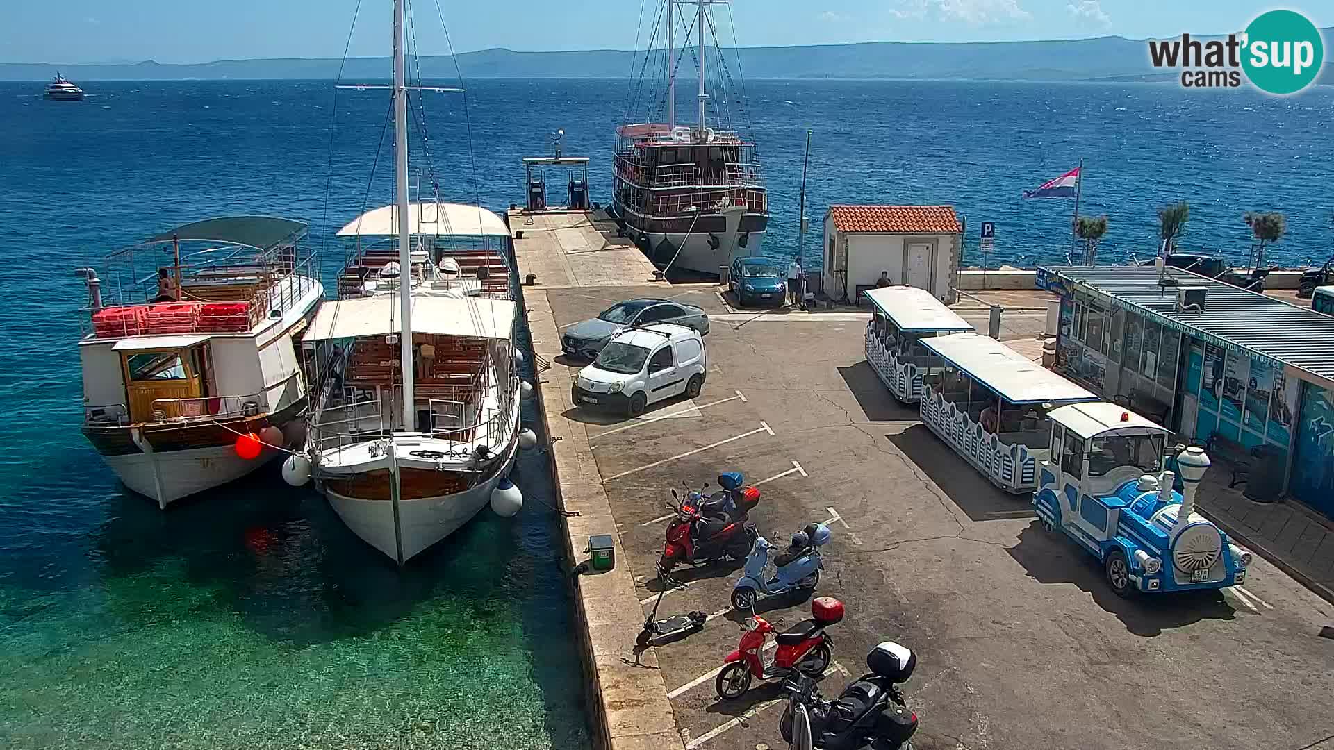 Web kamera Bol – Centar mjesta i marina | Pogled uživo