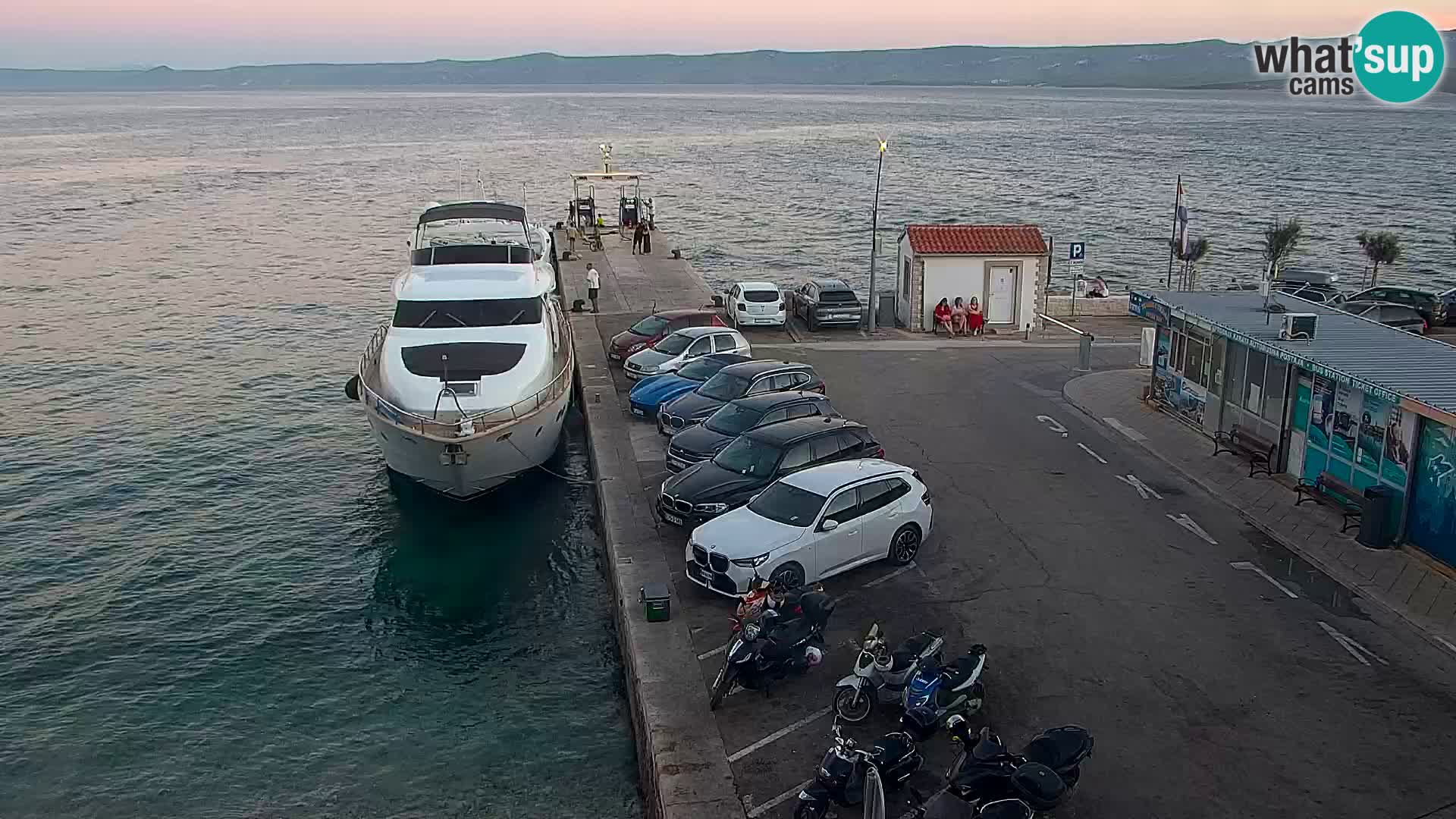 Web kamera Bol – Centar mjesta i marina | Pogled uživo