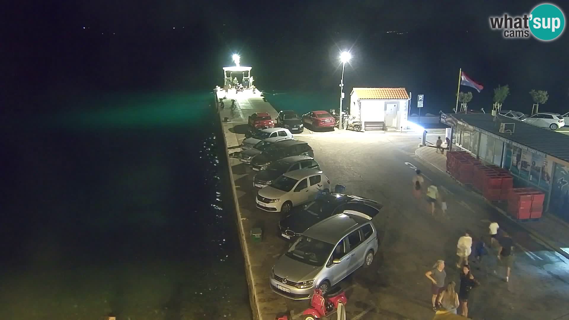 Spletna kamera Bol – Center mesta in marina v živo