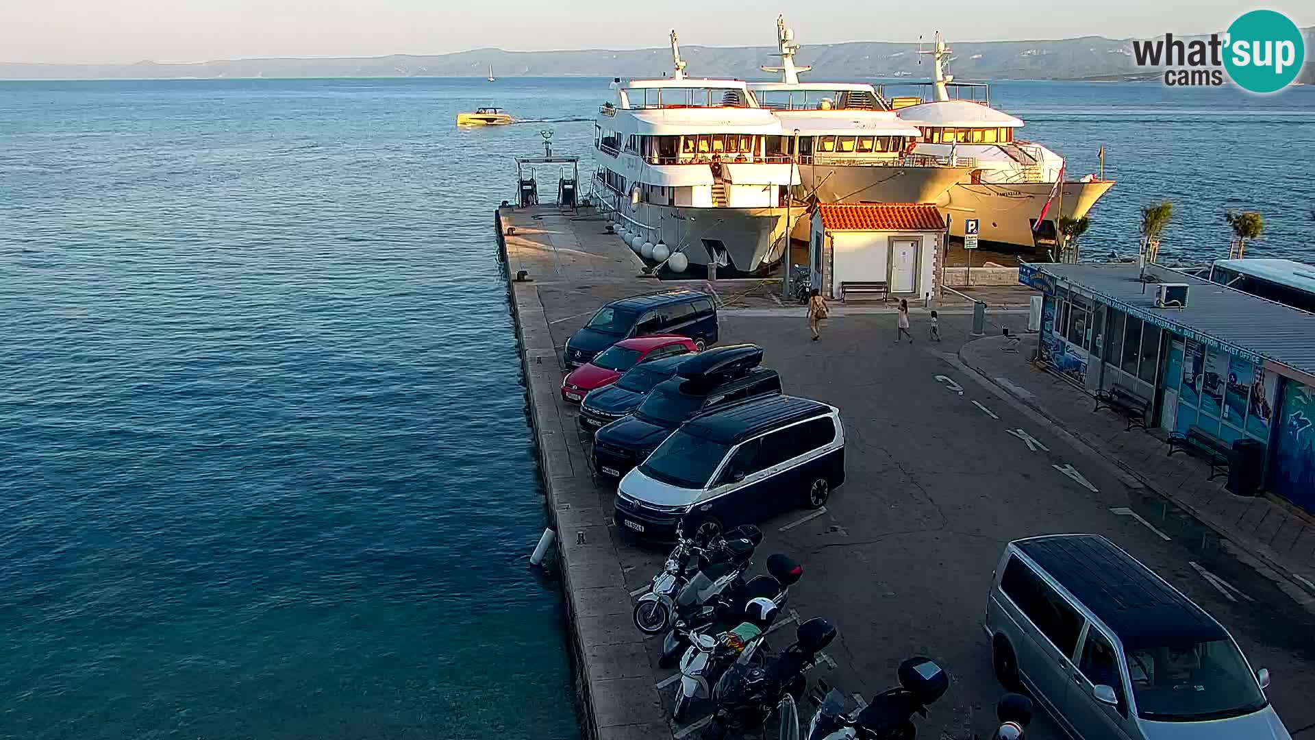 Web kamera Bol – Centar mjesta i marina | Pogled uživo