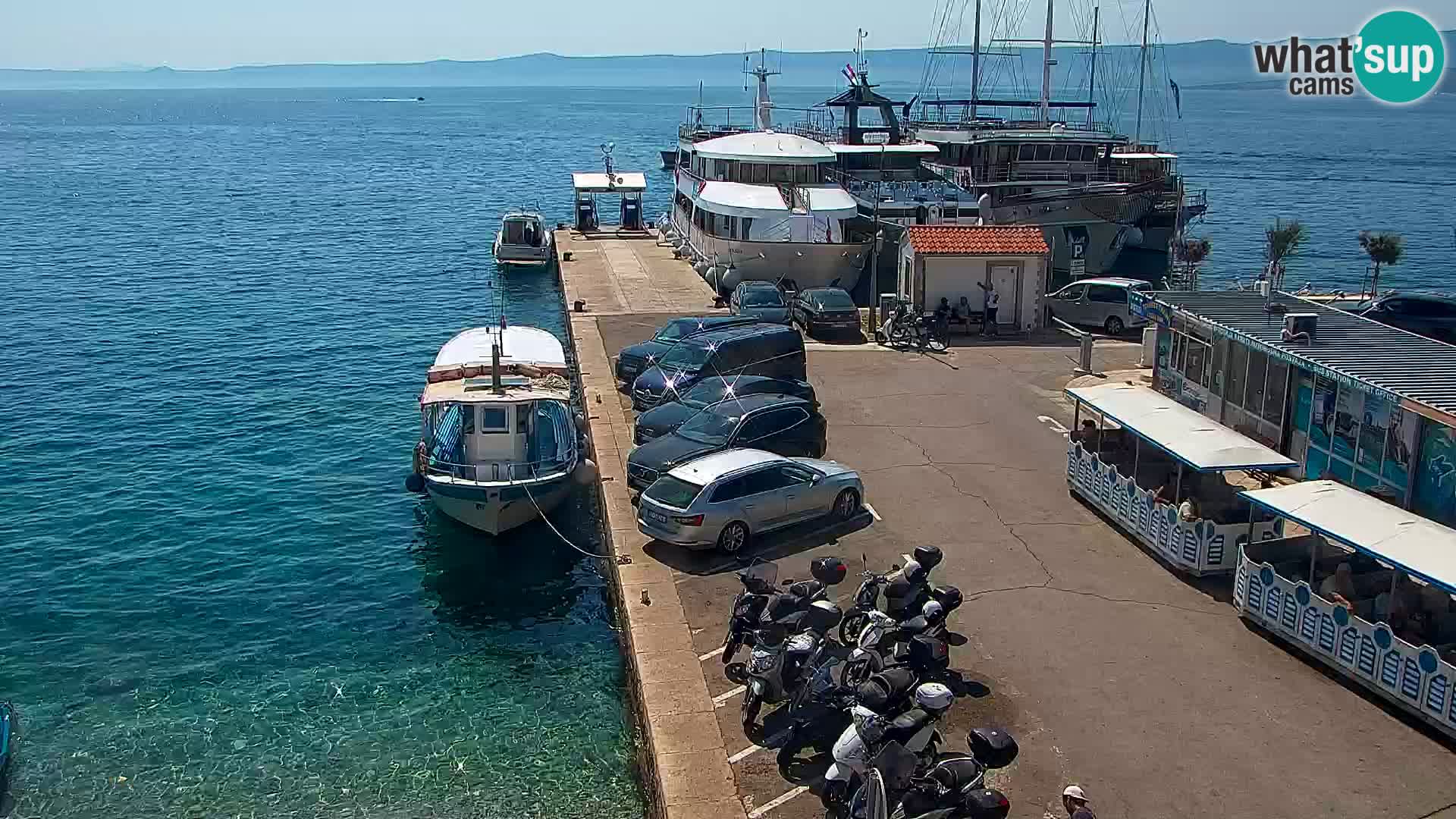 Spletna kamera Bol – Center mesta in marina v živo