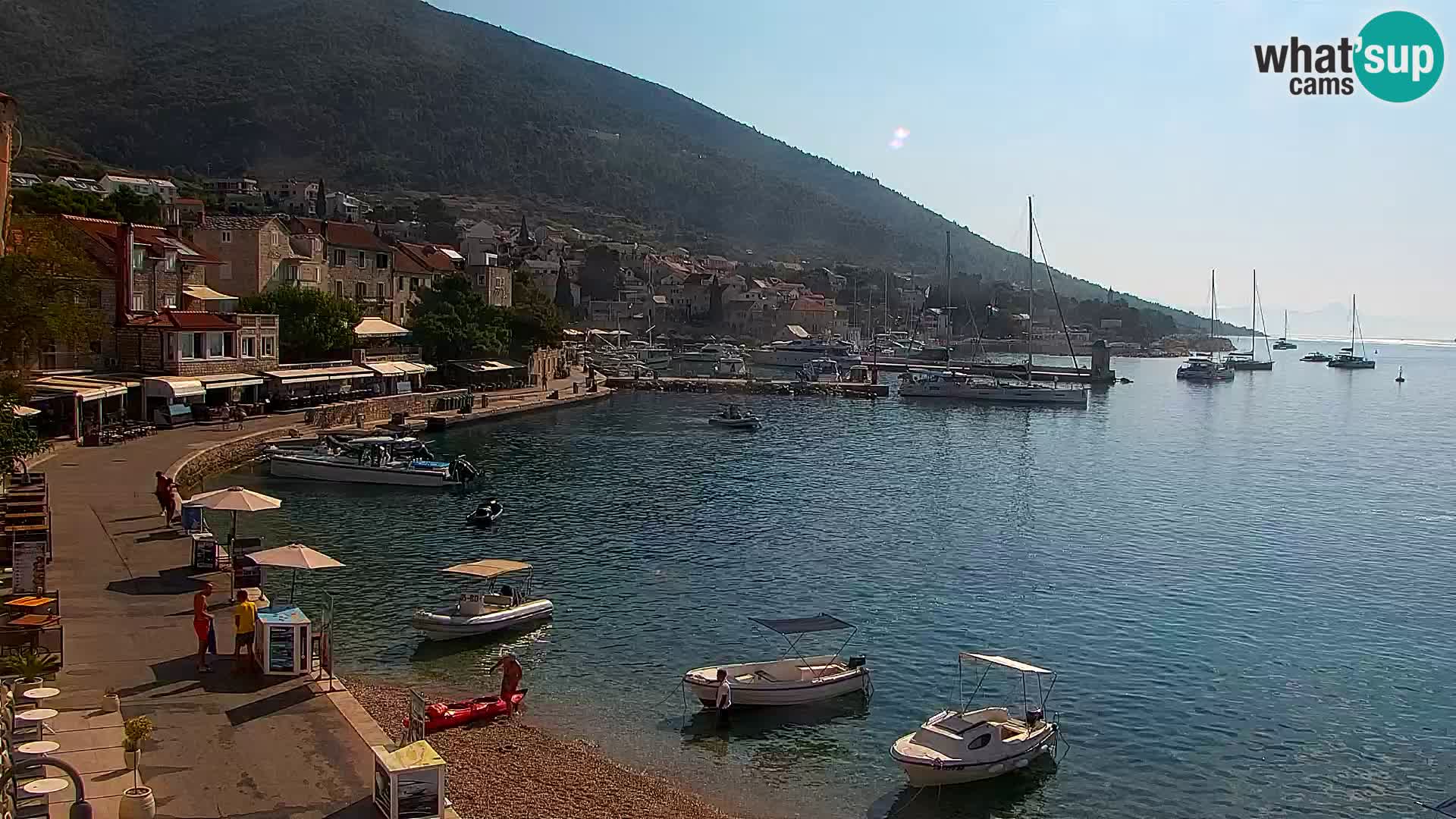 Spletna kamera Bol – Center mesta in marina v živo