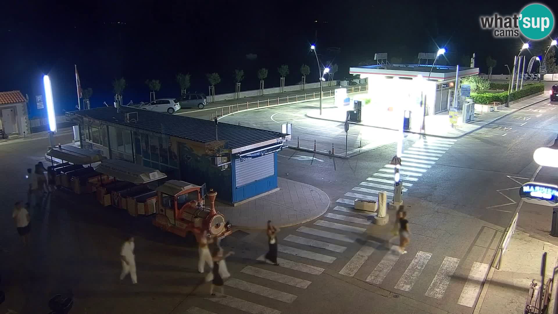 Spletna kamera Bol – Center mesta in marina v živo