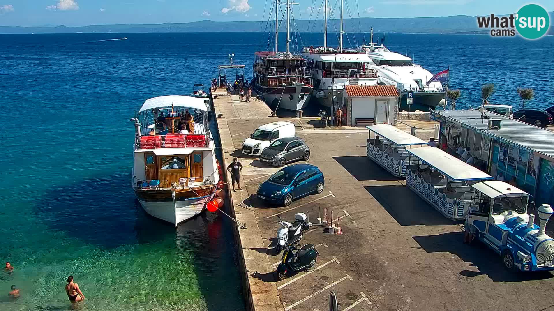 Web kamera Bol – Centar mjesta i marina | Pogled uživo