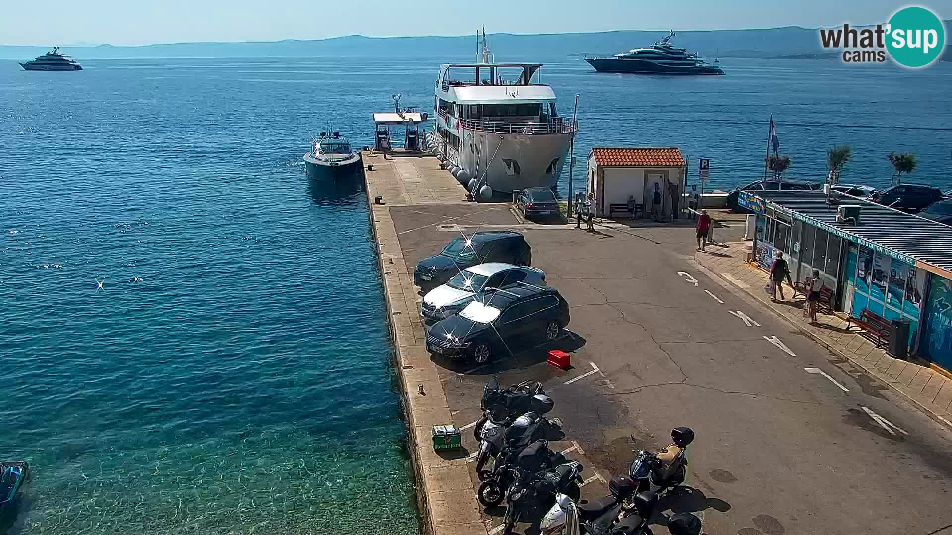 Spletna kamera Bol – Center mesta in marina v živo