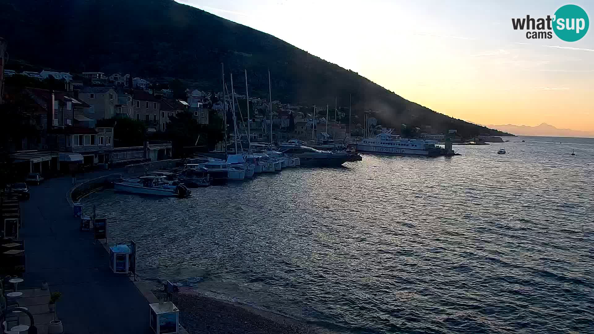 Spletna kamera Bol – Center mesta in marina v živo