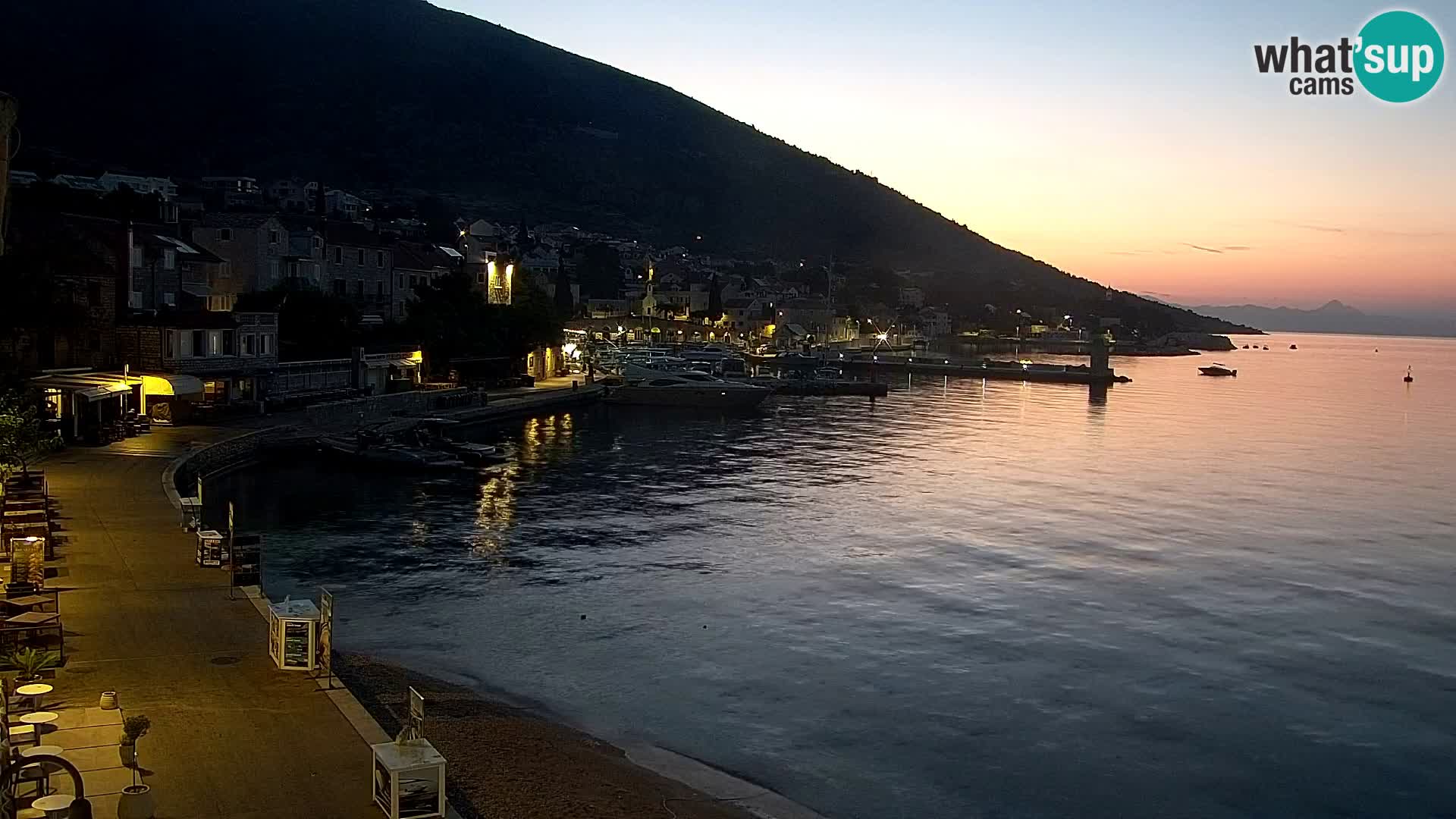 Web kamera Bol – Centar mjesta i marina | Pogled uživo