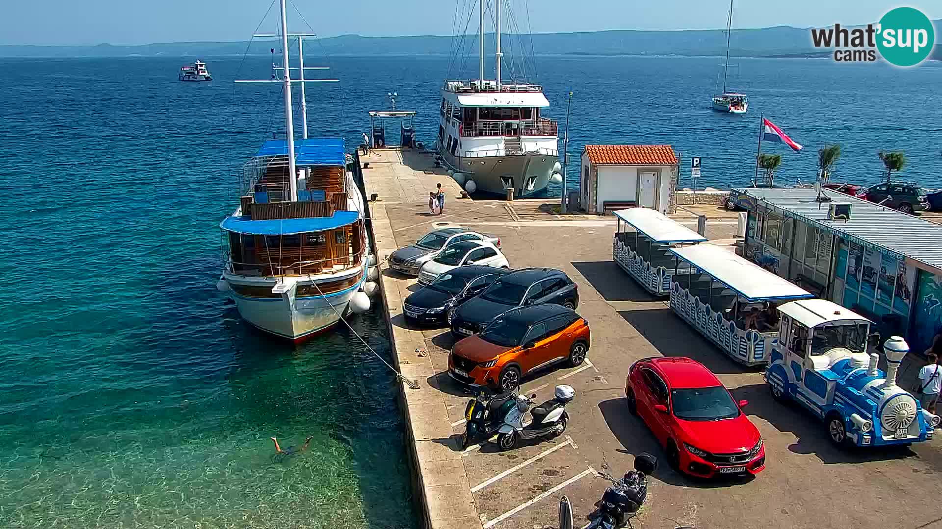 Spletna kamera Bol – Center mesta in marina v živo