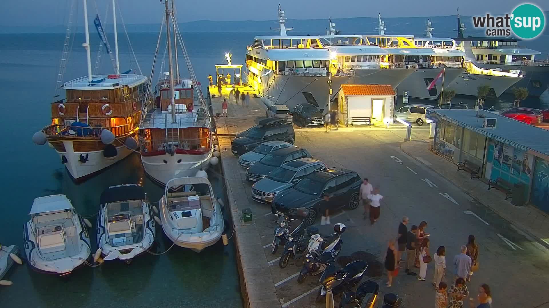 Web kamera Bol – Centar mjesta i marina | Pogled uživo