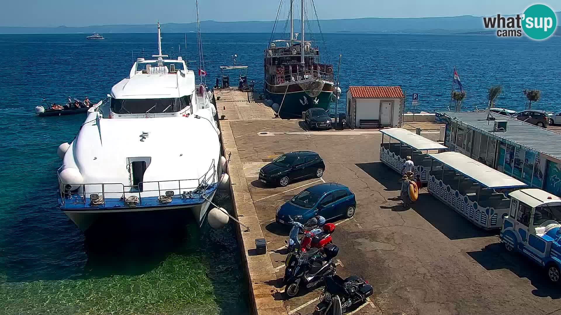 Spletna kamera Bol – Center mesta in marina v živo