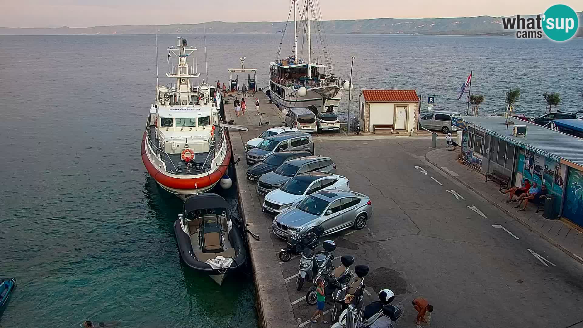 Spletna kamera Bol – Center mesta in marina v živo