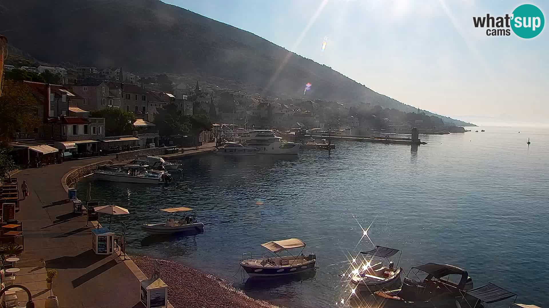 Spletna kamera Bol – Center mesta in marina v živo