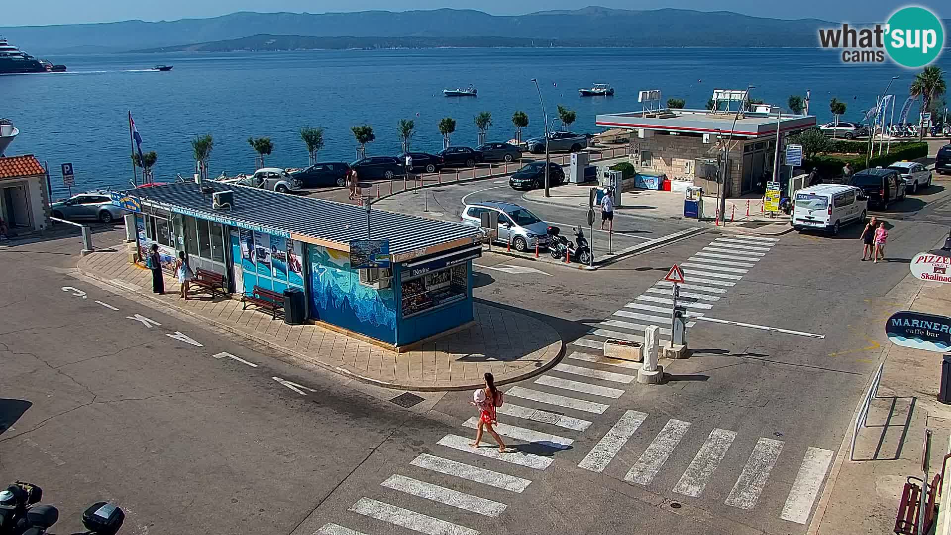 Spletna kamera Bol – Center mesta in marina v živo