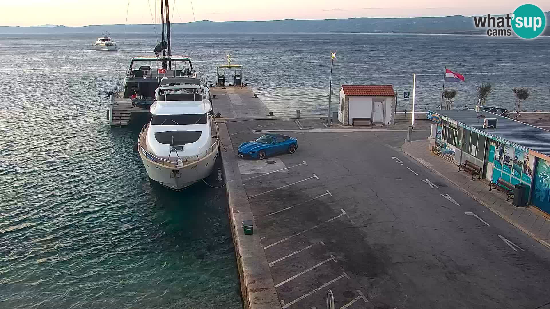 Web kamera Bol – Centar mjesta i marina | Pogled uživo