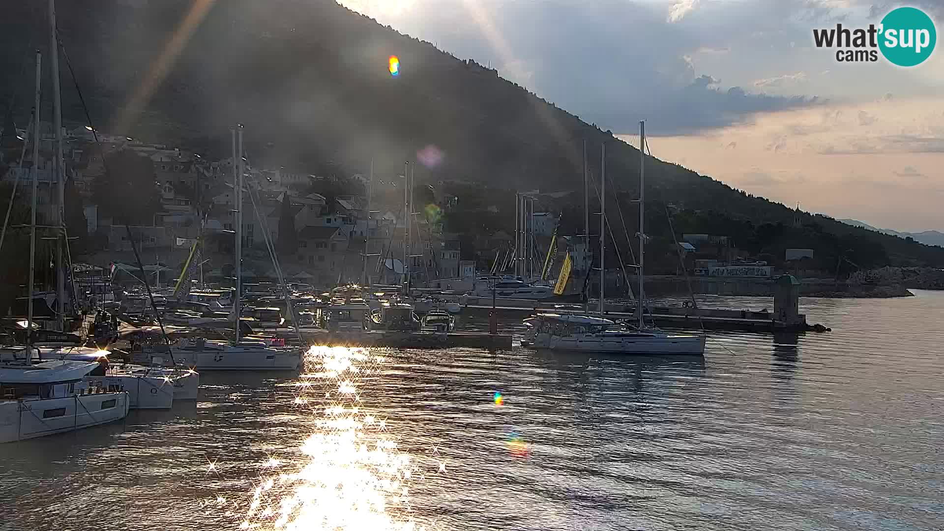 Web kamera Bol – Centar mjesta i marina | Pogled uživo