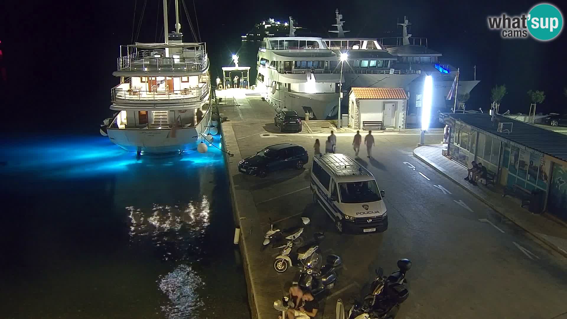 Web kamera Bol – Centar mjesta i marina | Pogled uživo