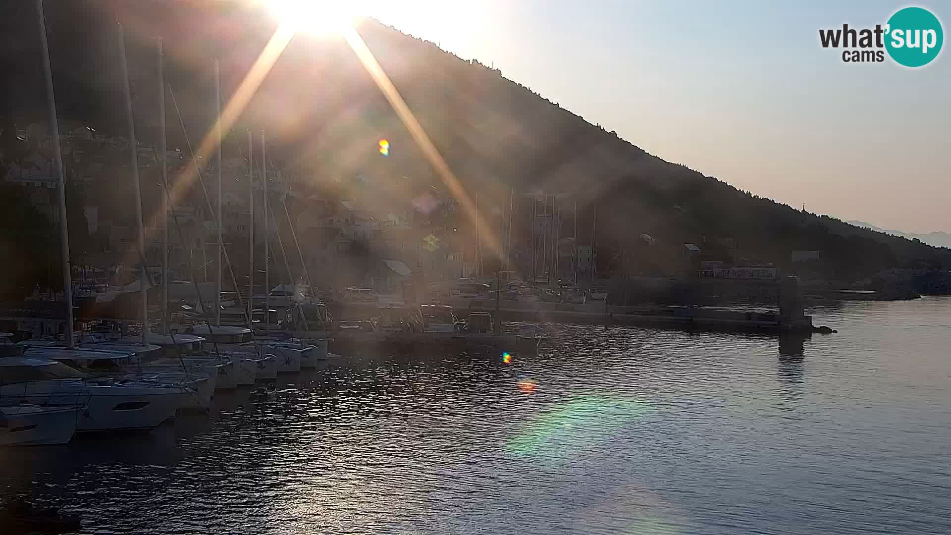 Web kamera Bol – Centar mjesta i marina | Pogled uživo