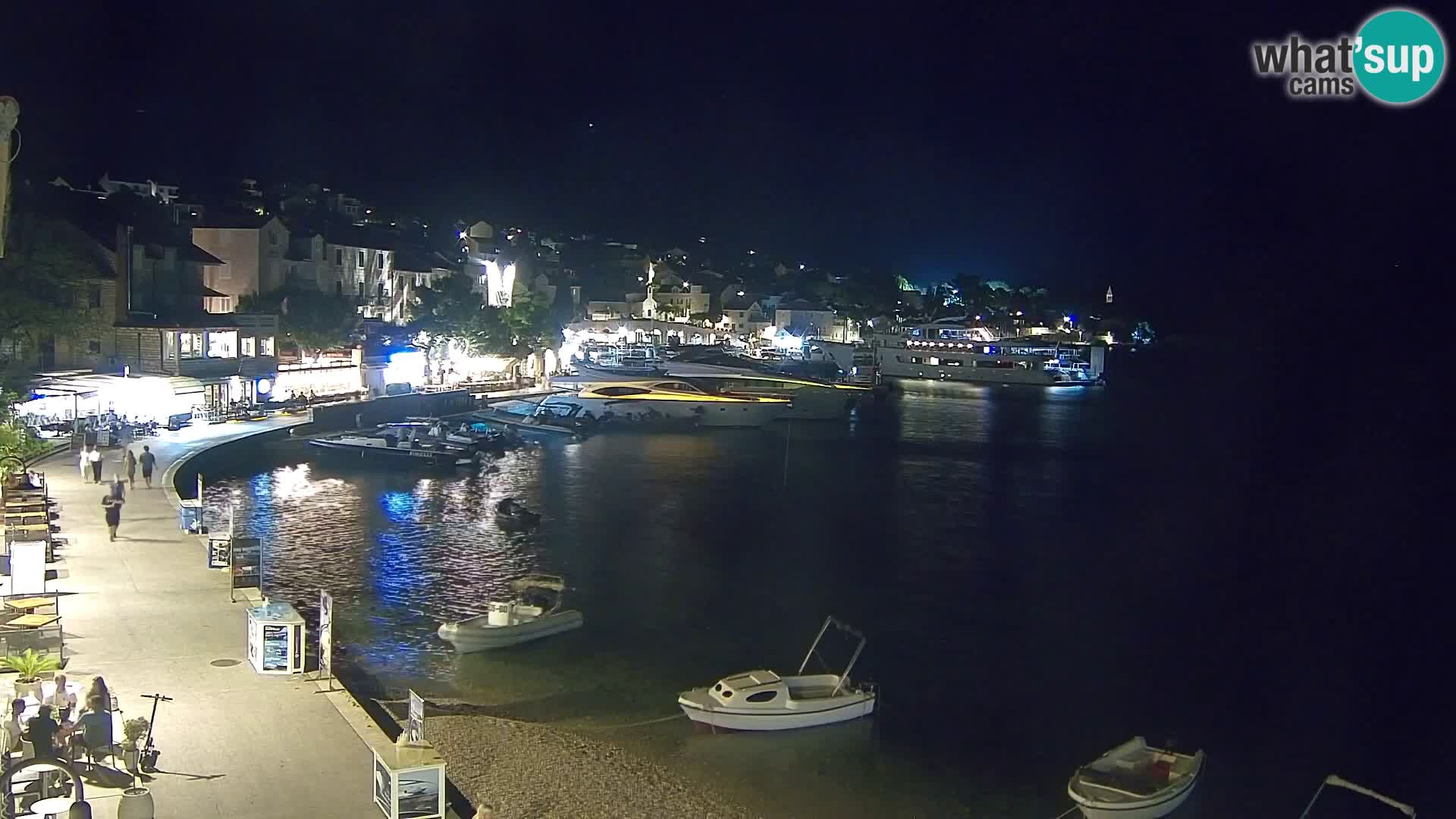 Spletna kamera Bol – Center mesta in marina v živo
