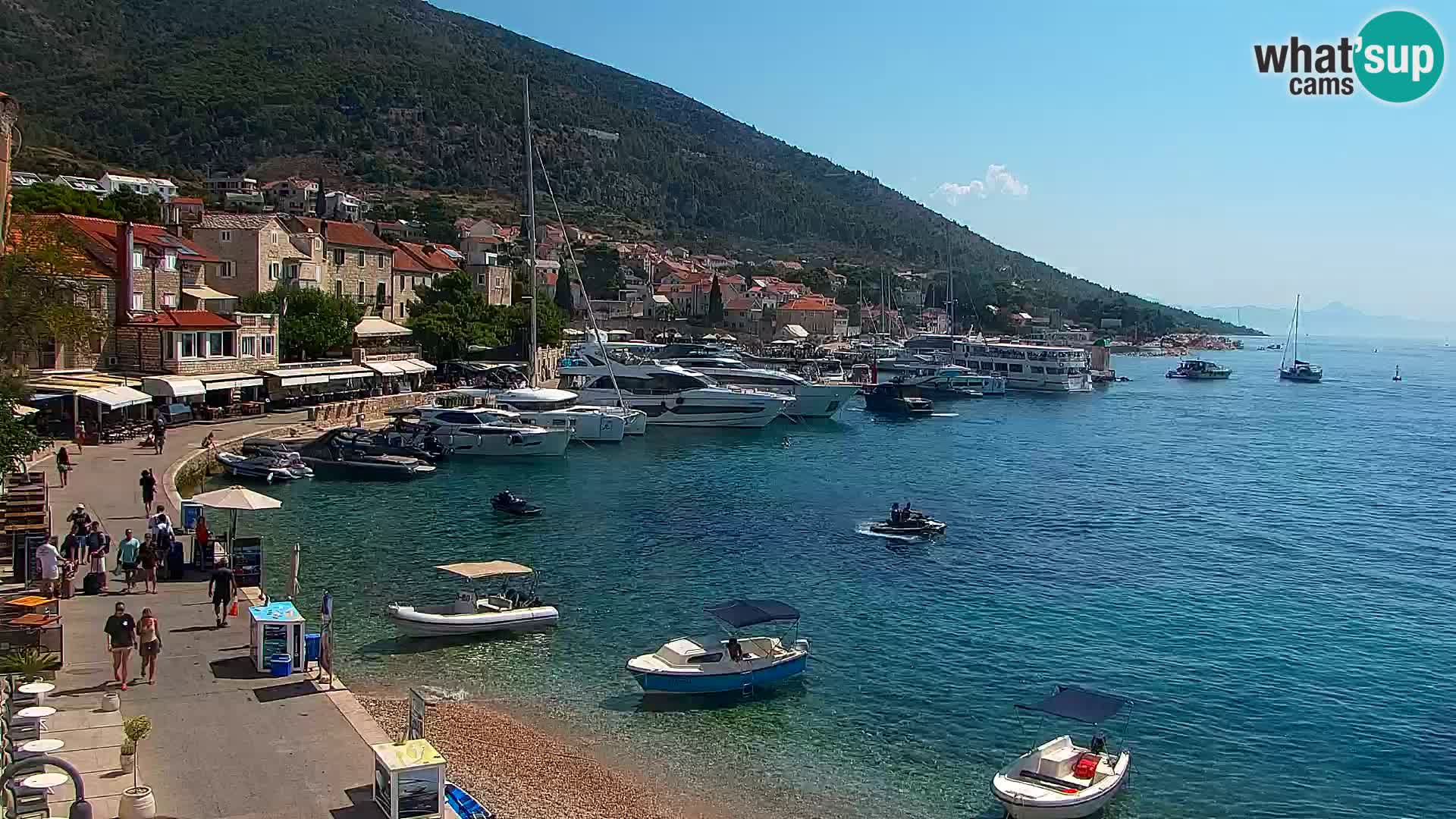 Spletna kamera Bol – Center mesta in marina v živo