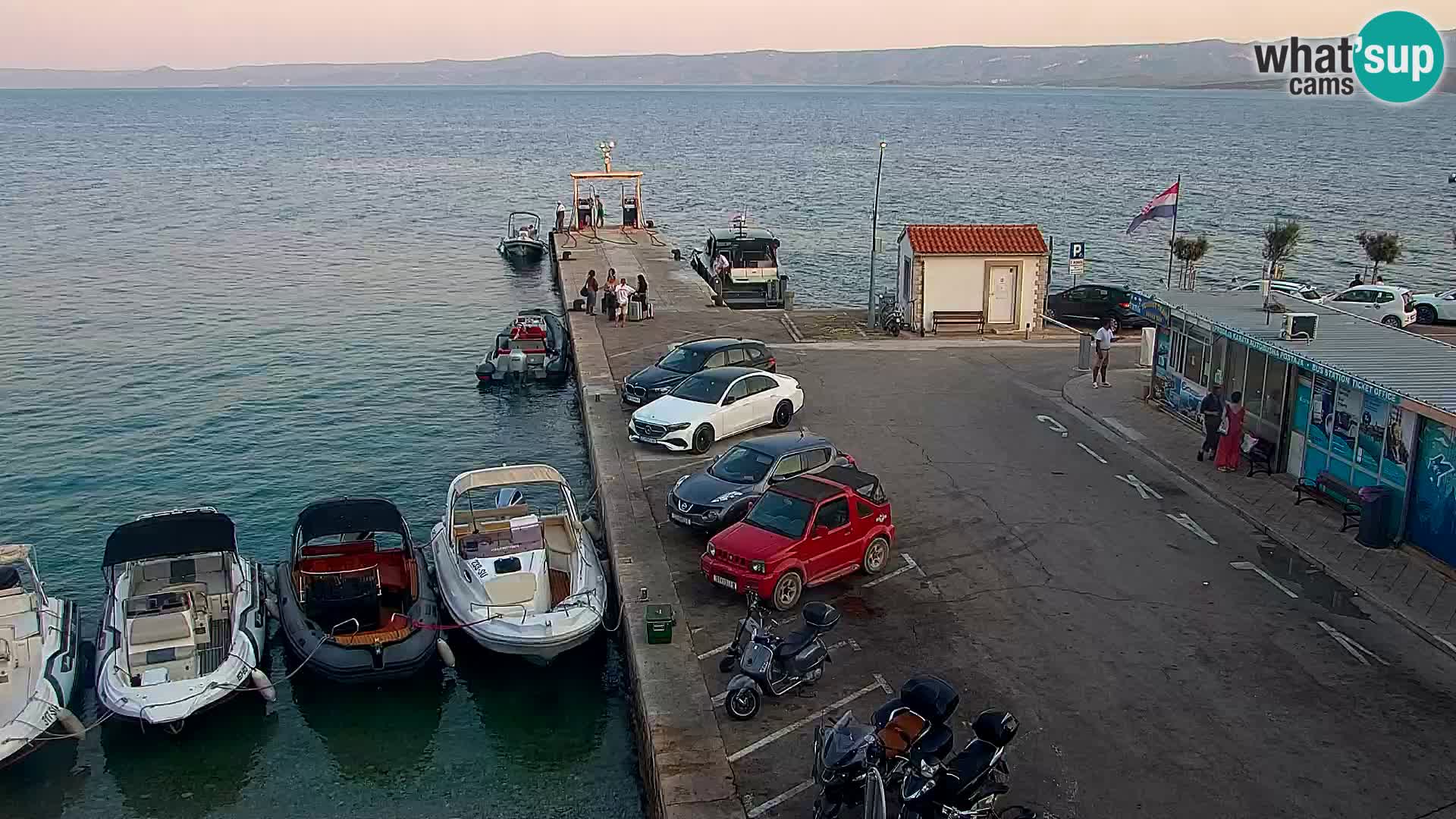 Spletna kamera Bol – Center mesta in marina v živo