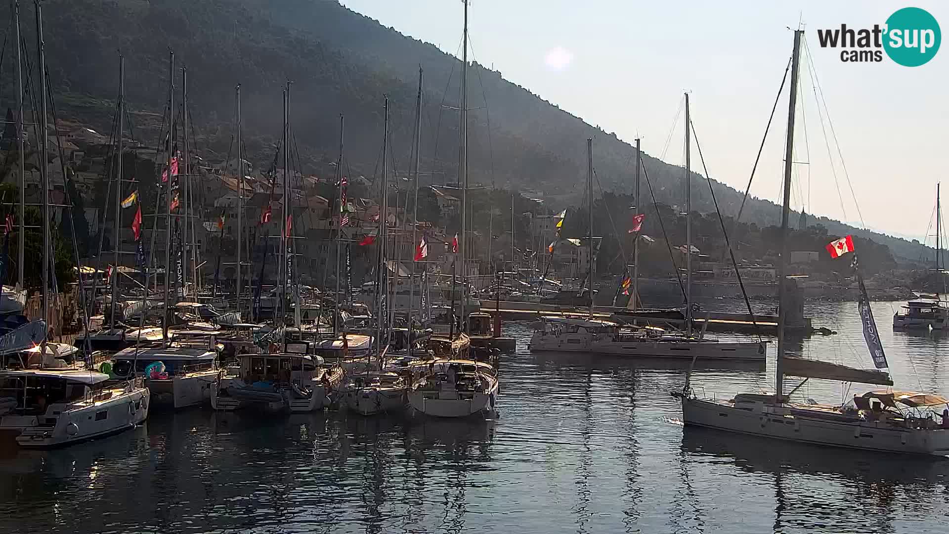 Webcam Bol Centro e Marina – Vista live dal porto di Bol