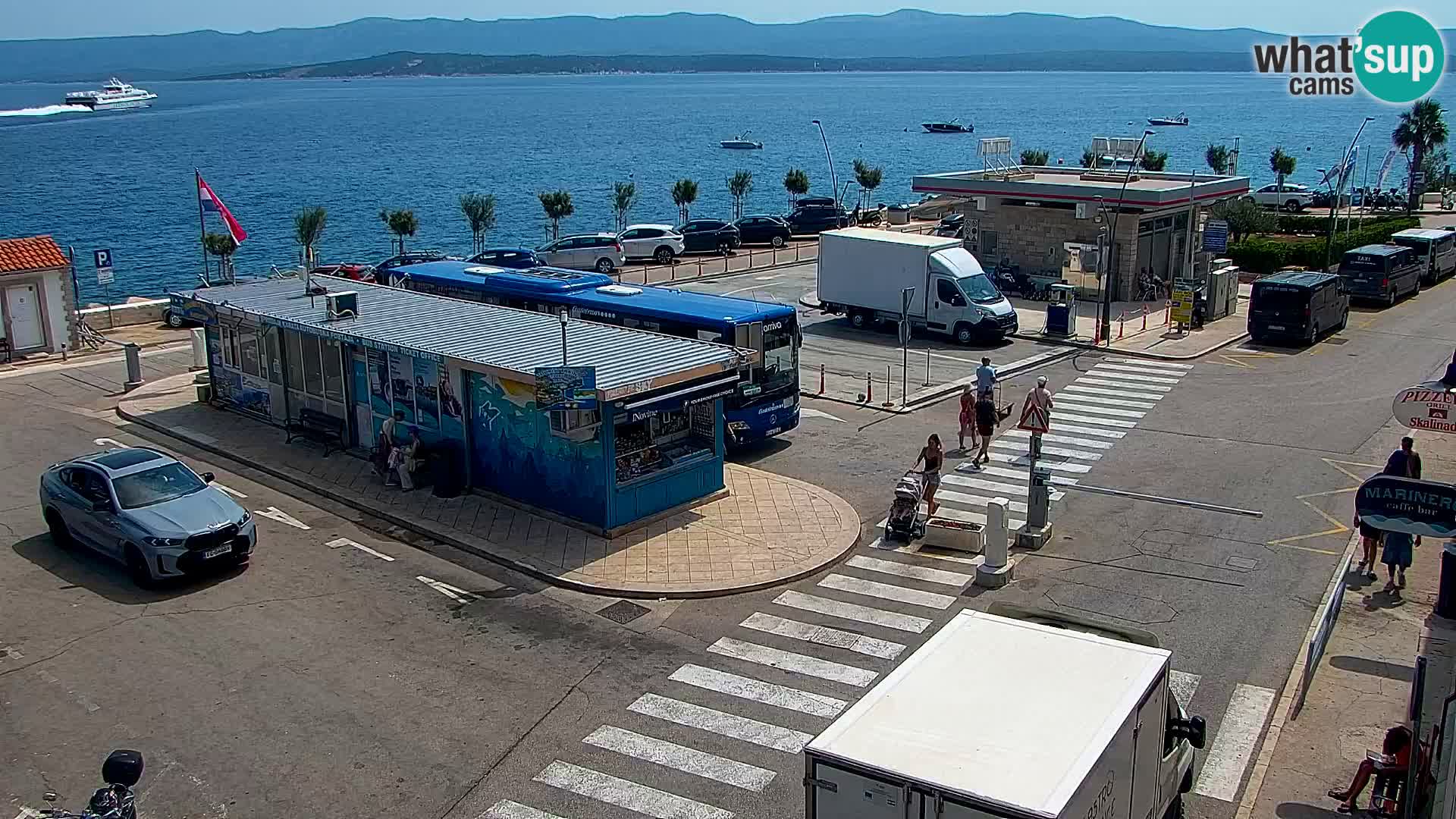 Spletna kamera Bol – Center mesta in marina v živo