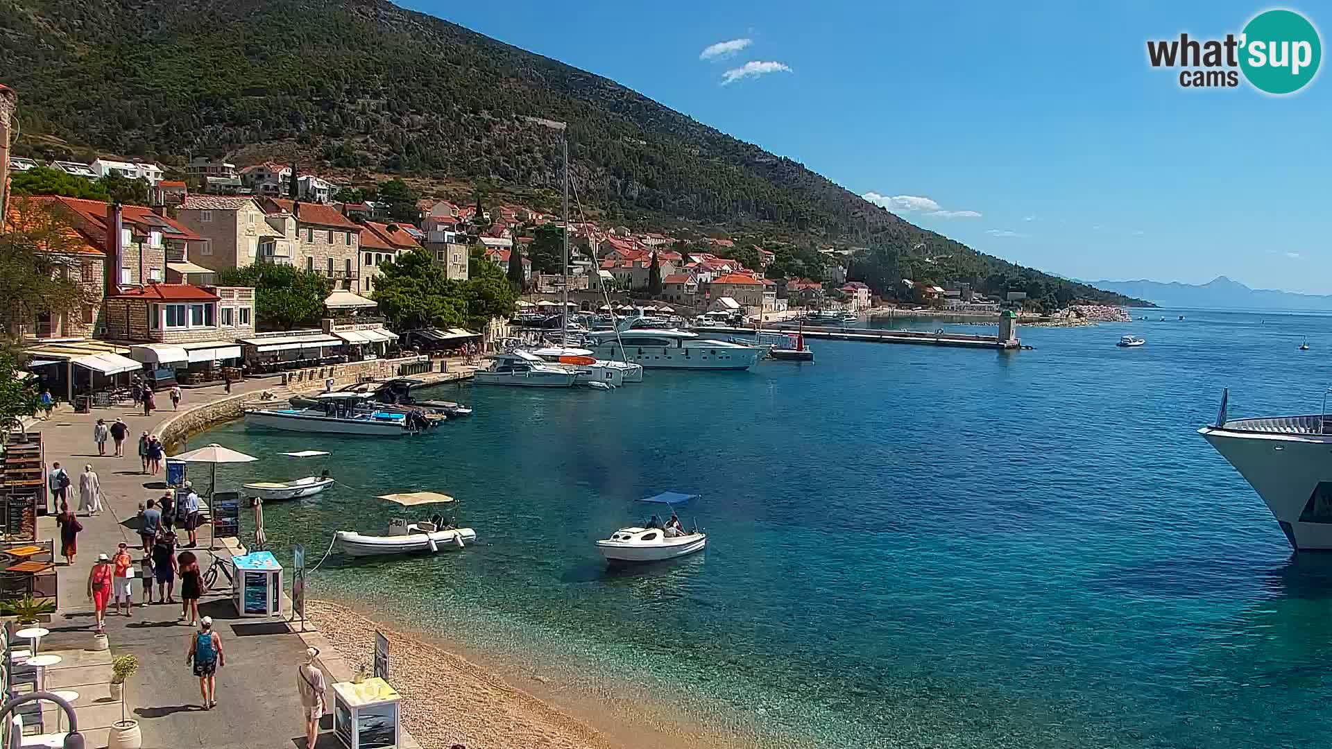 Spletna kamera Bol – Center mesta in marina v živo