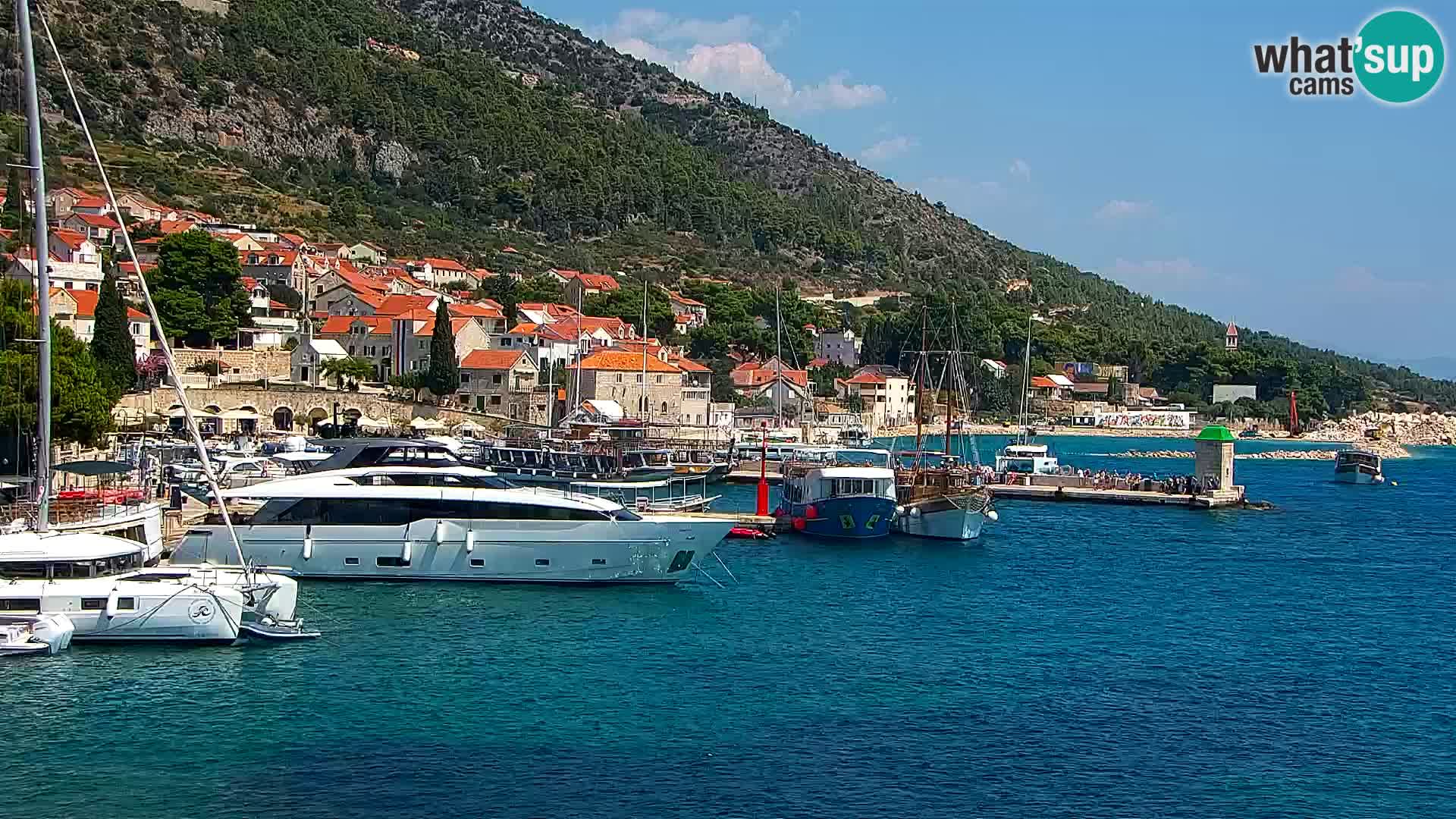 Spletna kamera Bol – Center mesta in marina v živo