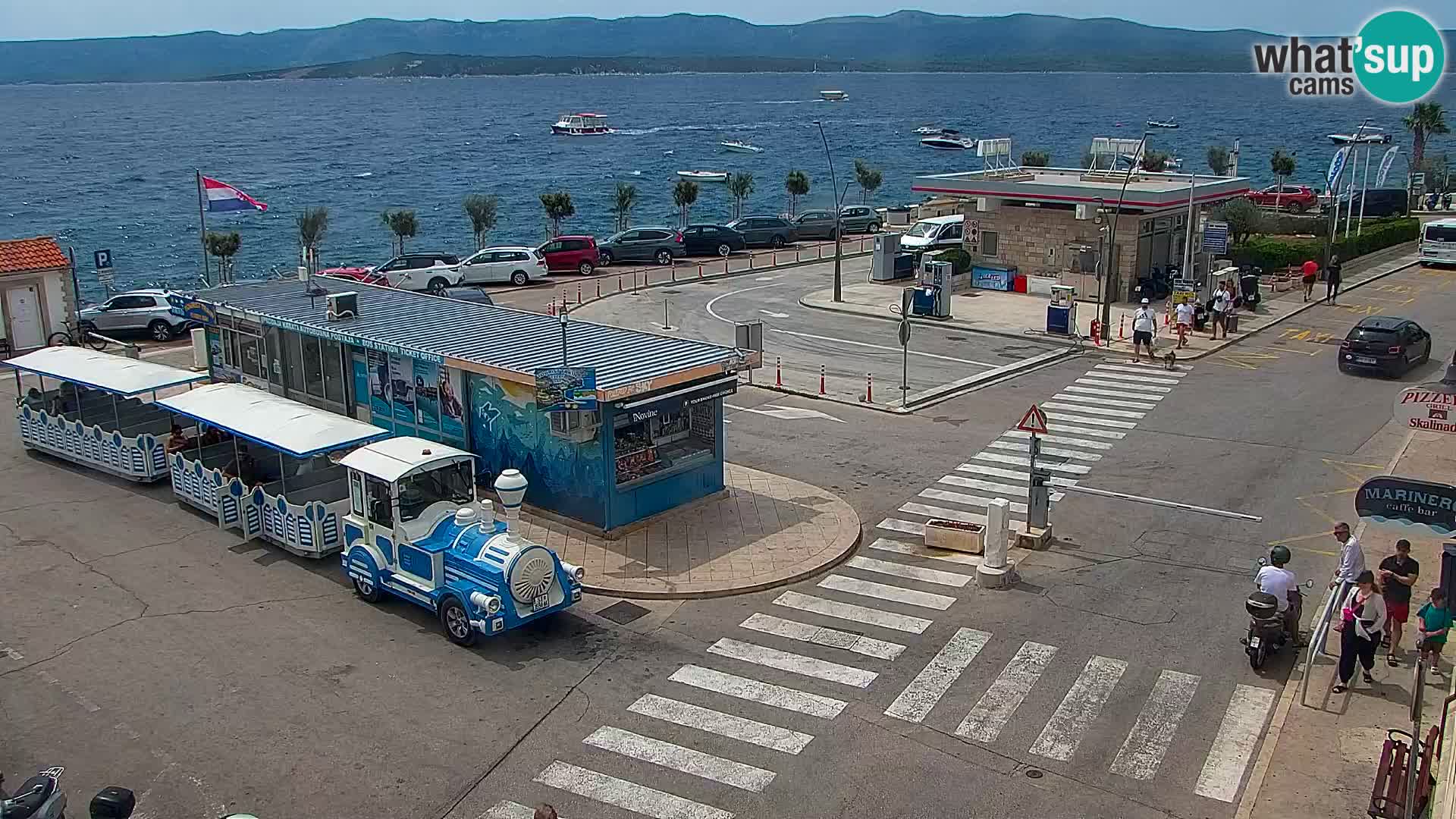 Web kamera Bol – Centar mjesta i marina | Pogled uživo