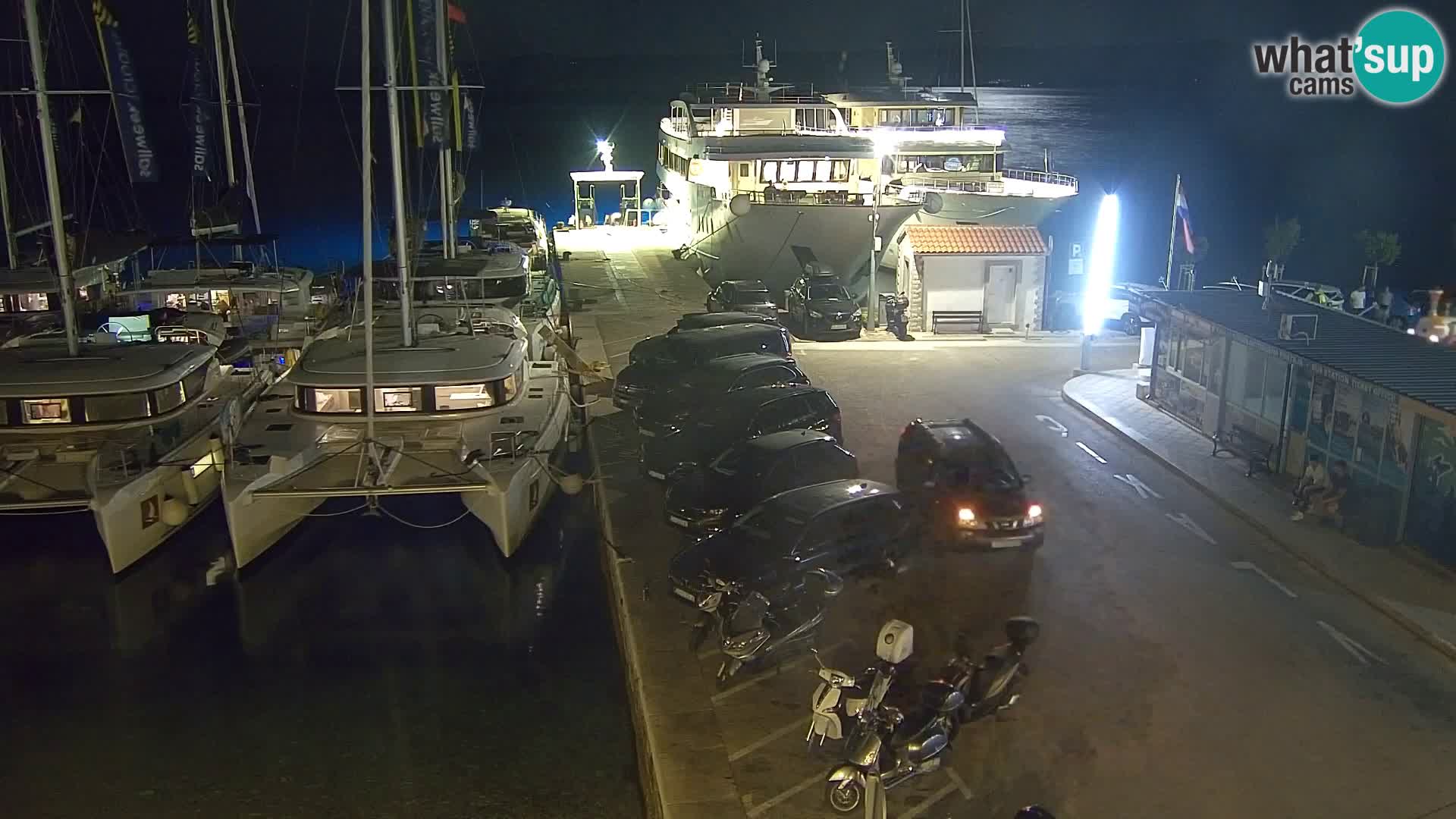Webcam Bol Centro e Marina – Vista live dal porto di Bol