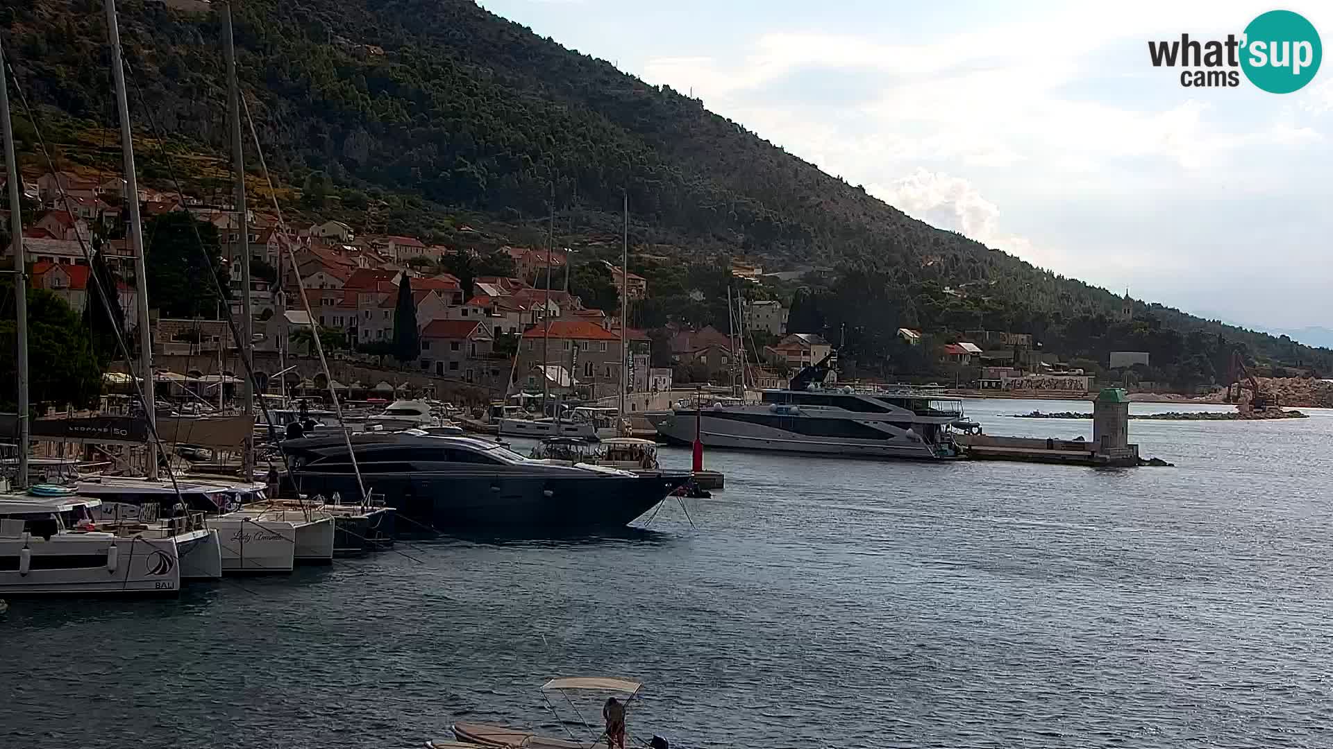 Webcam Bol Centro e Marina – Vista live dal porto di Bol