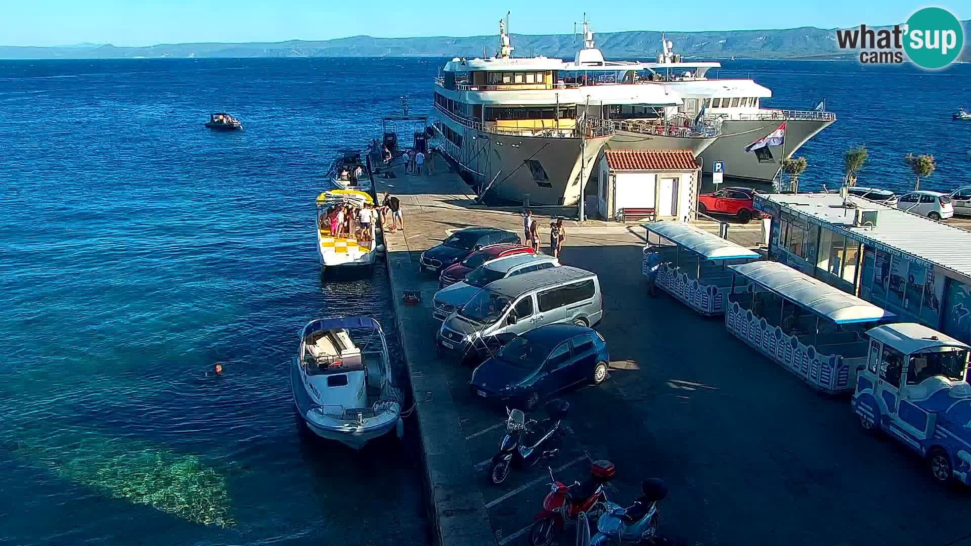 Spletna kamera Bol – Center mesta in marina v živo