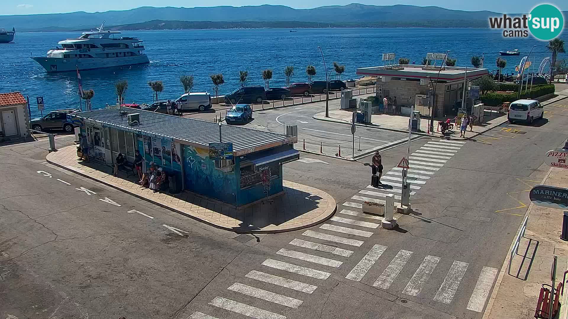 Spletna kamera Bol – Center mesta in marina v živo