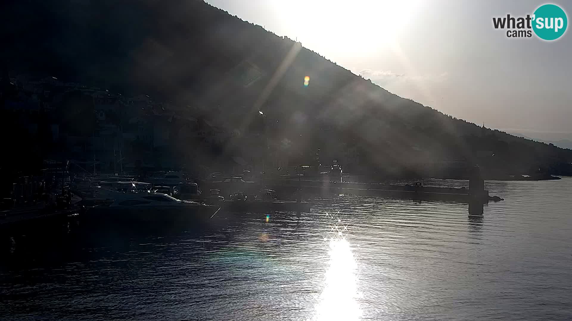 Web kamera Bol – Centar mjesta i marina | Pogled uživo