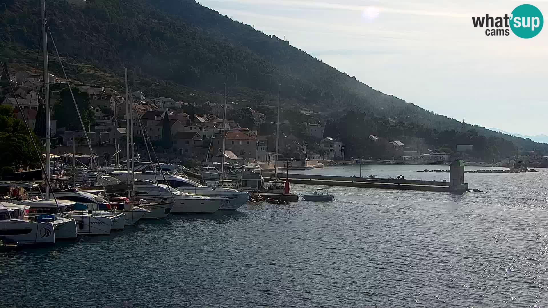Web kamera Bol – Centar mjesta i marina | Pogled uživo