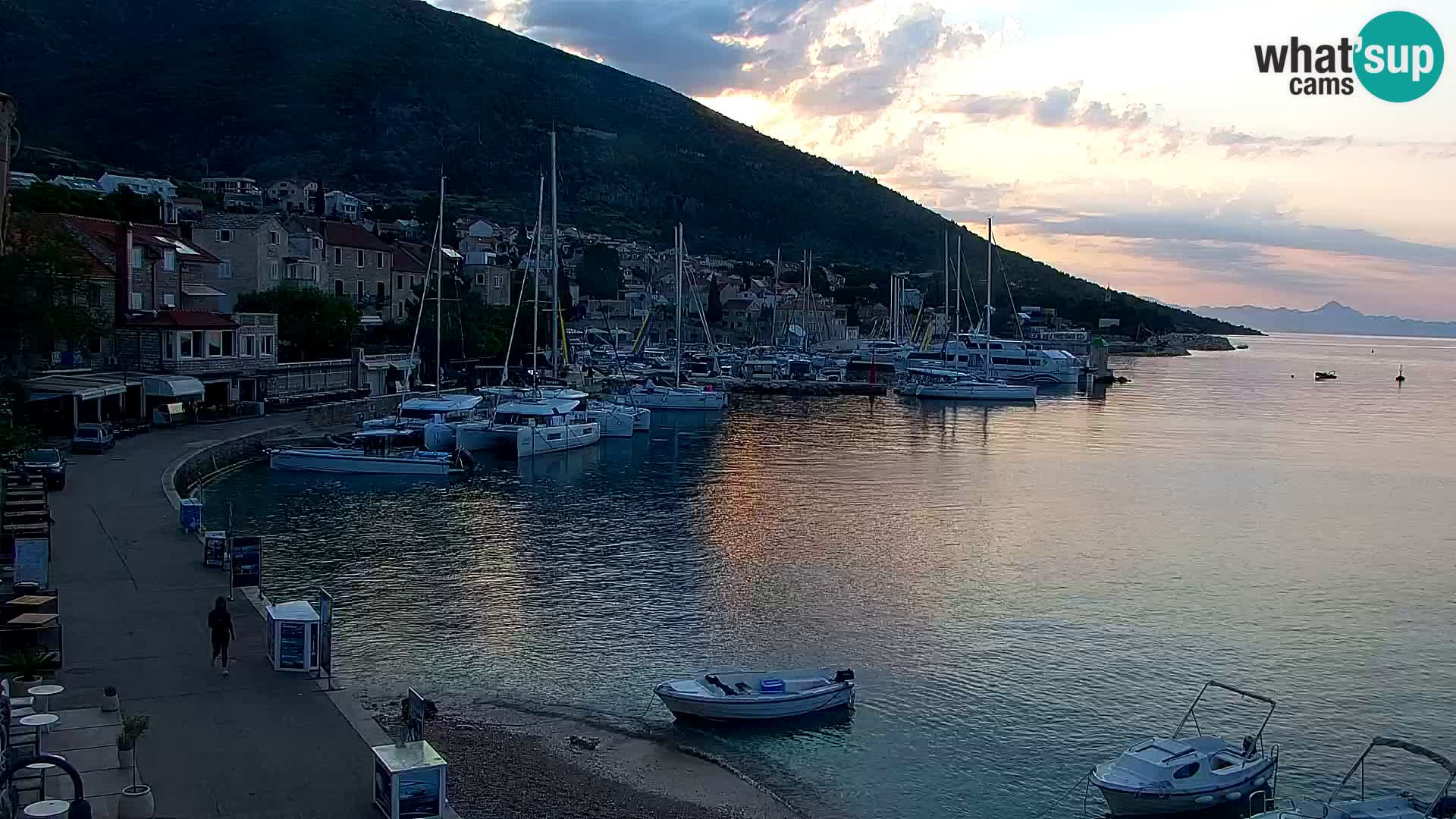 Web kamera Bol – Centar mjesta i marina | Pogled uživo