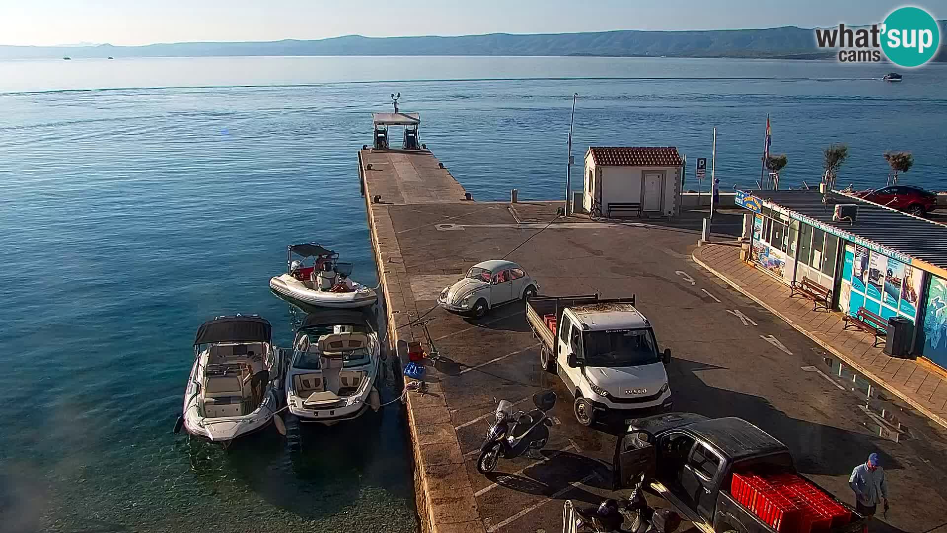 Web kamera Bol – Centar mjesta i marina | Pogled uživo