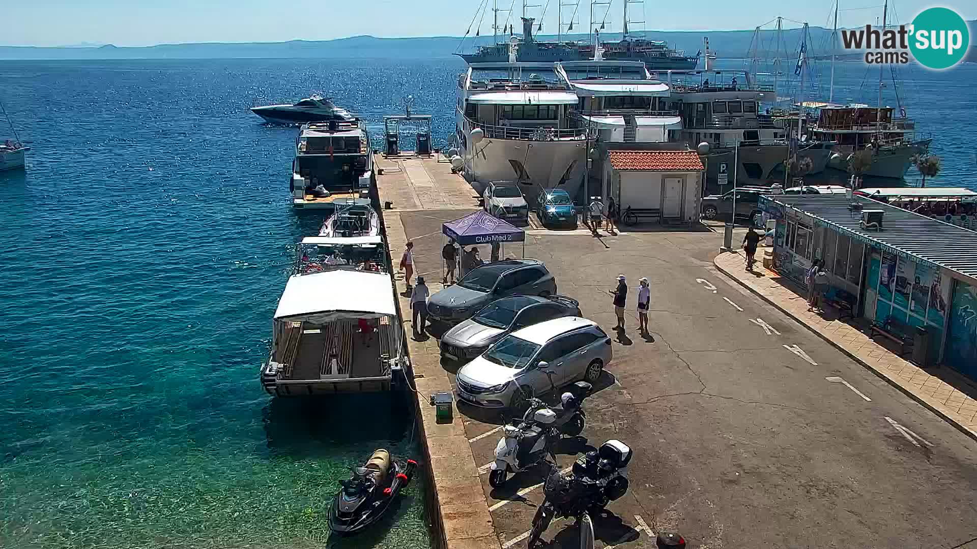 Web kamera Bol – Centar mjesta i marina | Pogled uživo