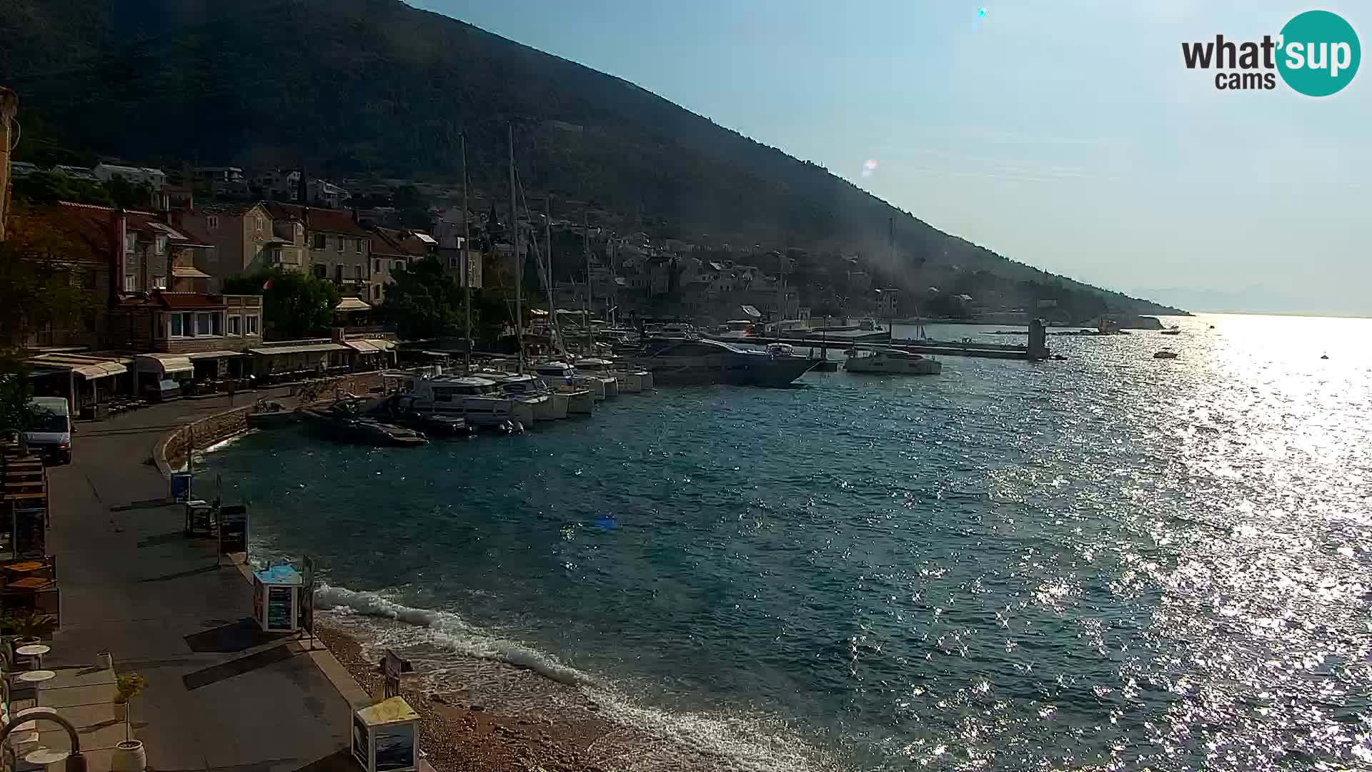 Spletna kamera Bol – Center mesta in marina v živo