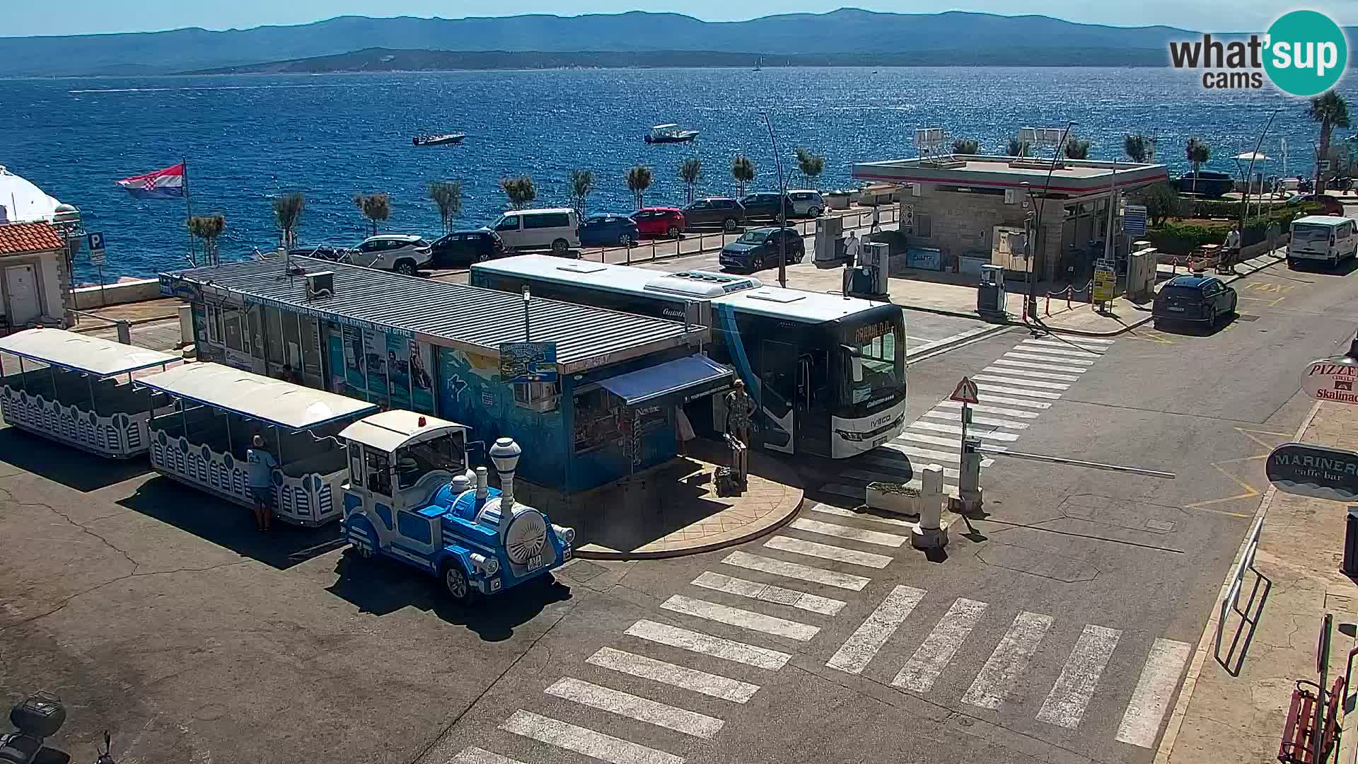 Spletna kamera Bol – Center mesta in marina v živo